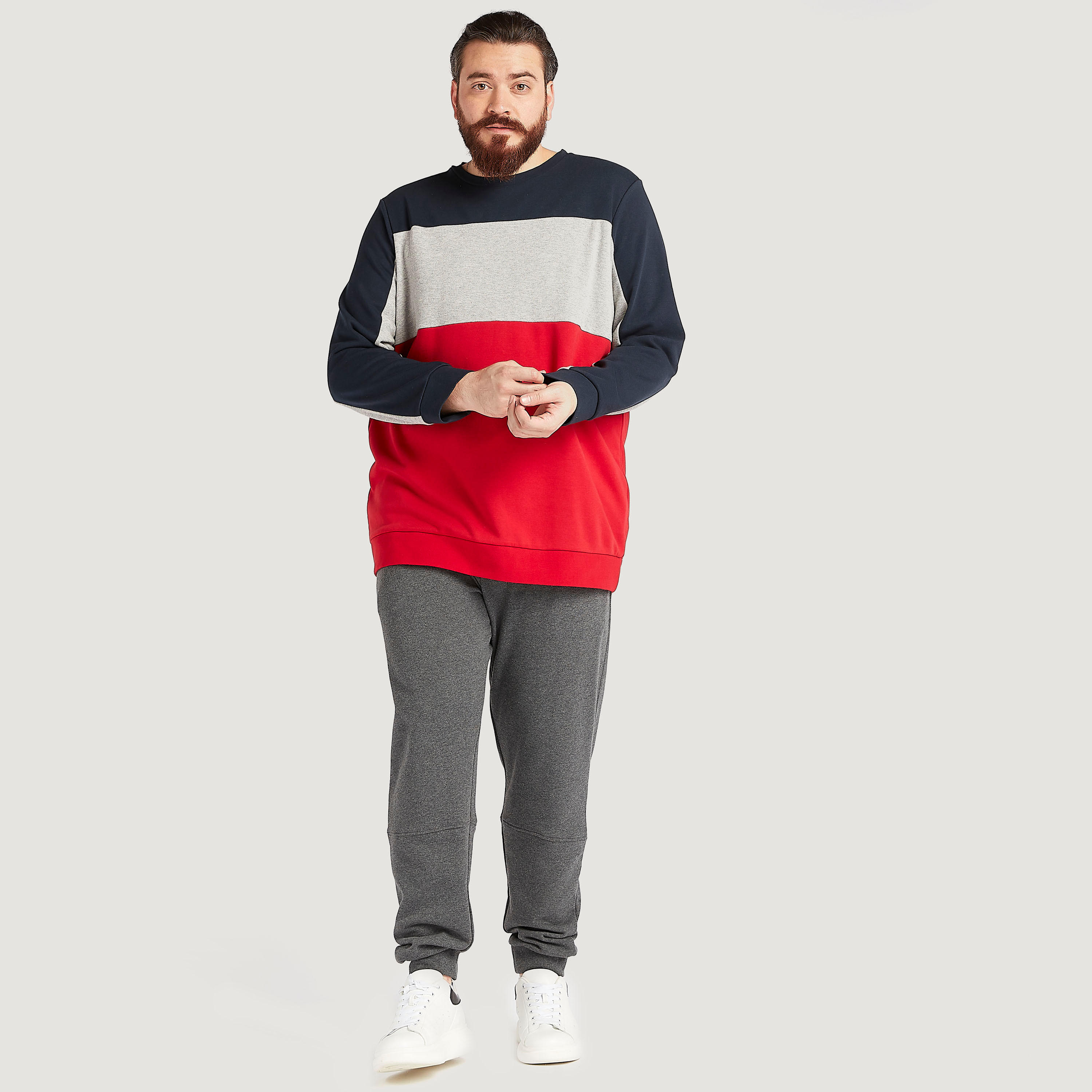 سويت شيرت بتصاميم مغايرة وأكمام طويلة وياقة ضيّقة-men-winterwear-hoodiesandsweatshirts-image-2