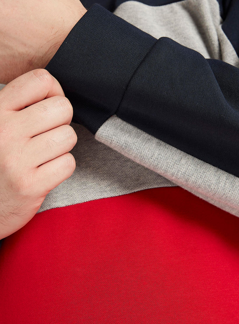 سويت شيرت بتصاميم مغايرة وأكمام طويلة وياقة ضيّقة-men-winterwear-hoodiesandsweatshirts-image-3