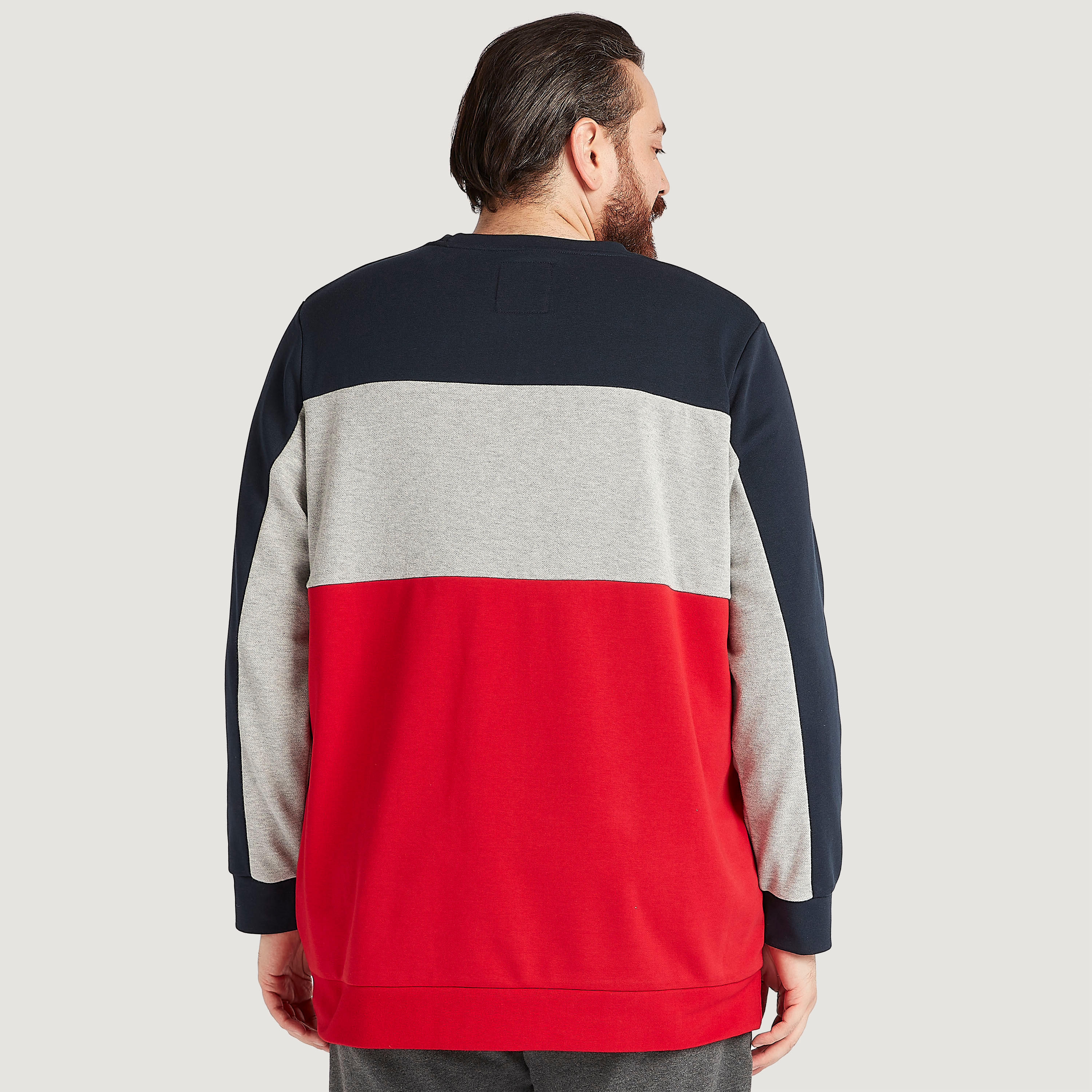 سويت شيرت بتصاميم مغايرة وأكمام طويلة وياقة ضيّقة-men-winterwear-hoodiesandsweatshirts-image-4