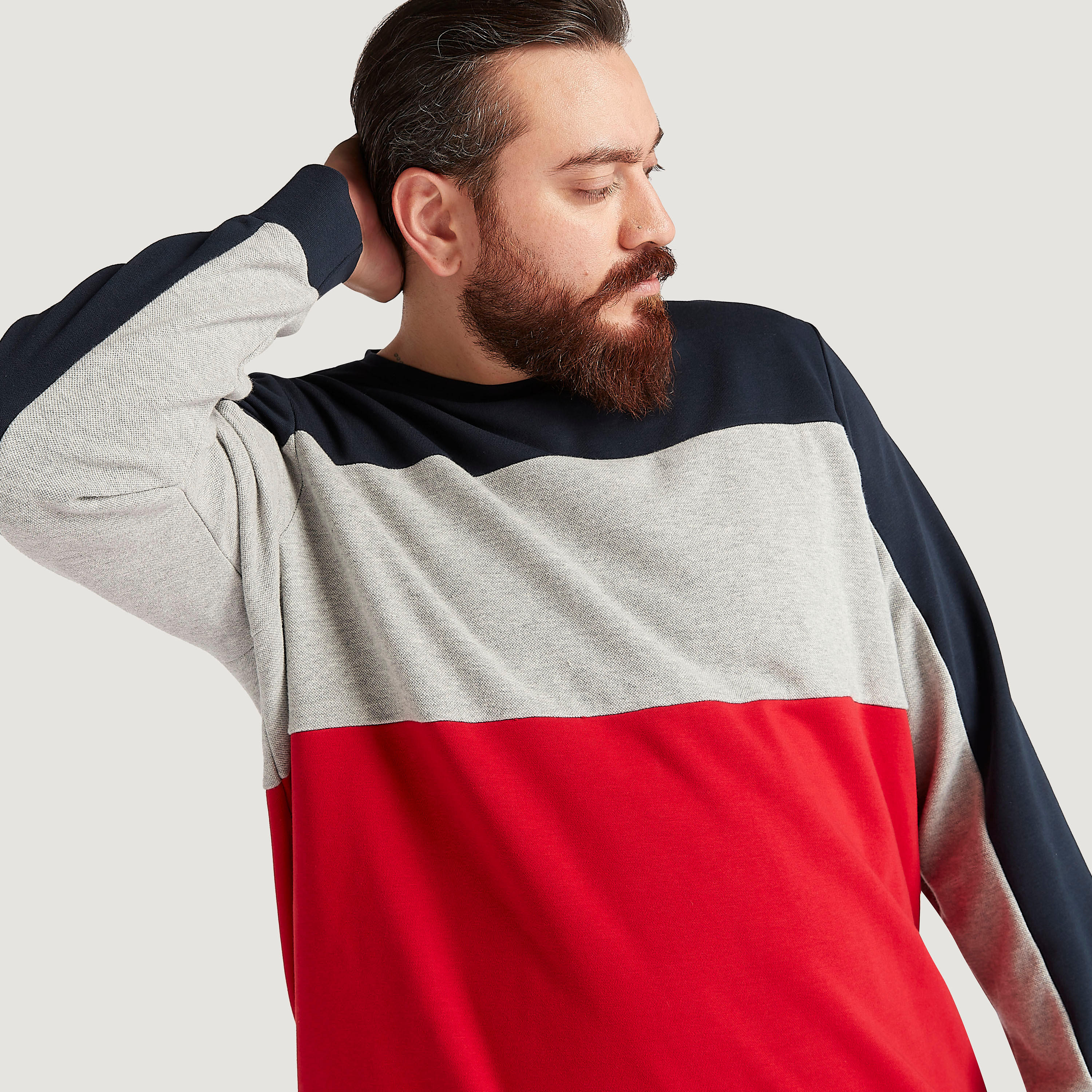 سويت شيرت بتصاميم مغايرة وأكمام طويلة وياقة ضيّقة-men-winterwear-hoodiesandsweatshirts-image-5