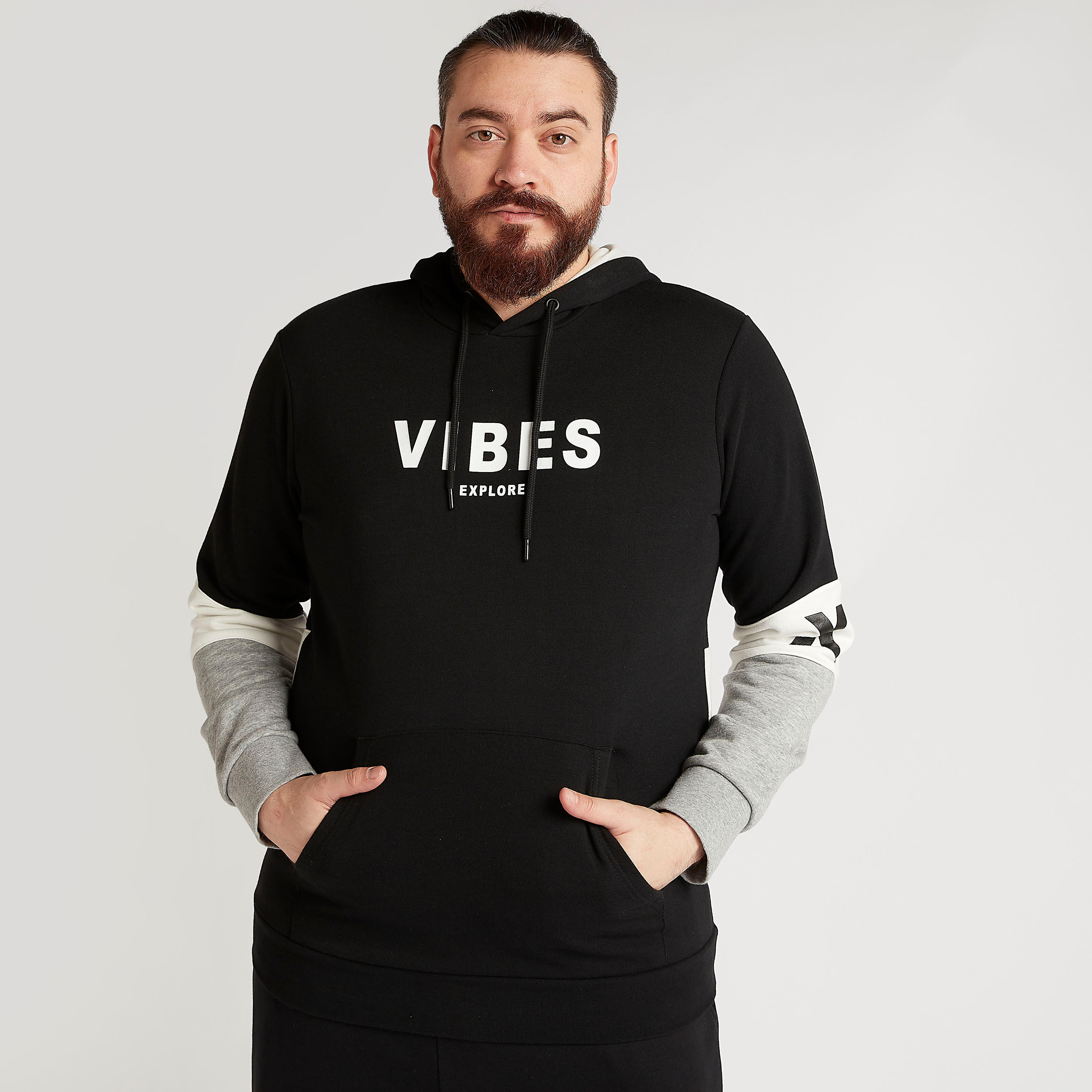 هودي بطبعات وتصاميم مغايرة وأكمام طويلة-men-winterwear-hoodiesandsweatshirts-image-1