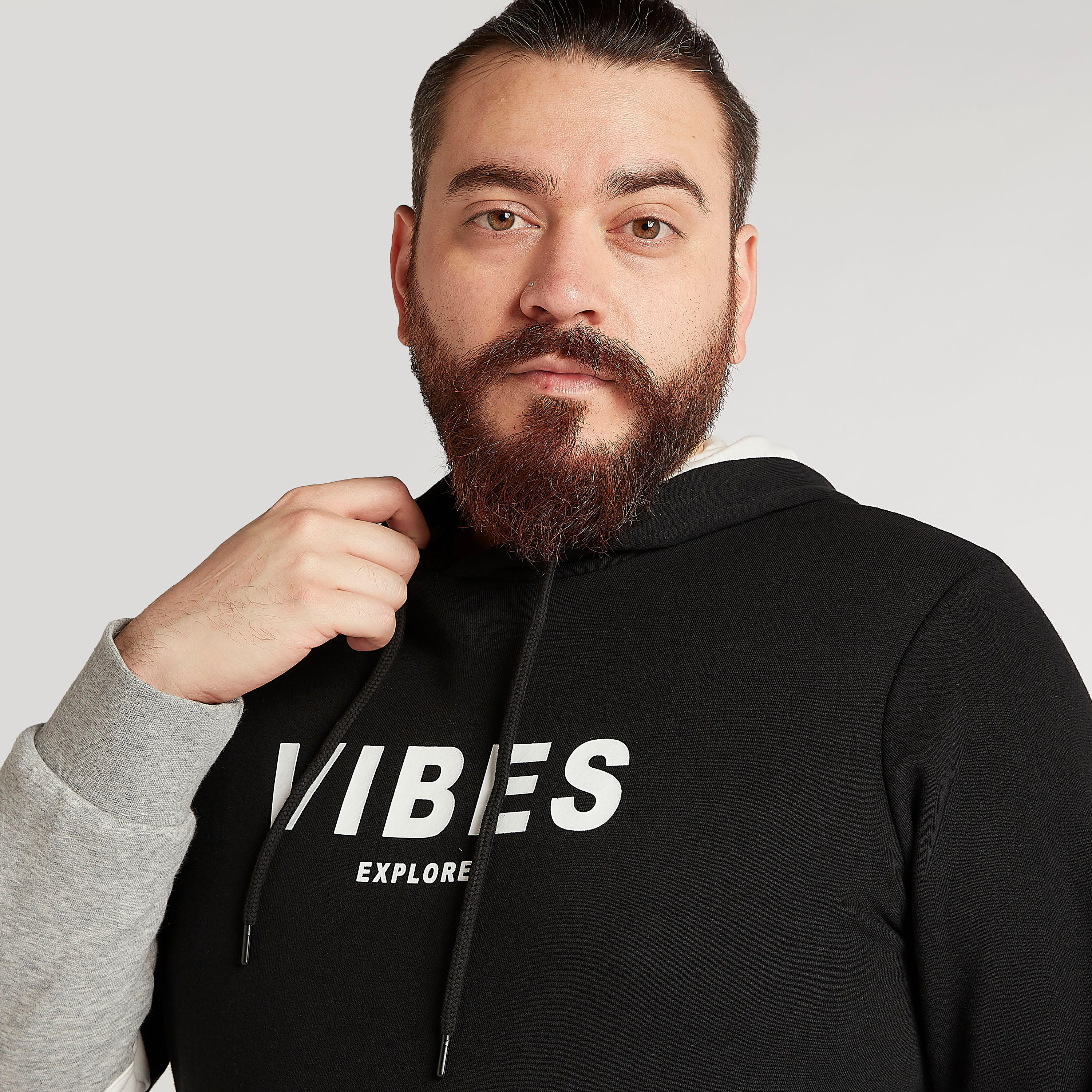هودي بطبعات وتصاميم مغايرة وأكمام طويلة-men-winterwear-hoodiesandsweatshirts-image-3