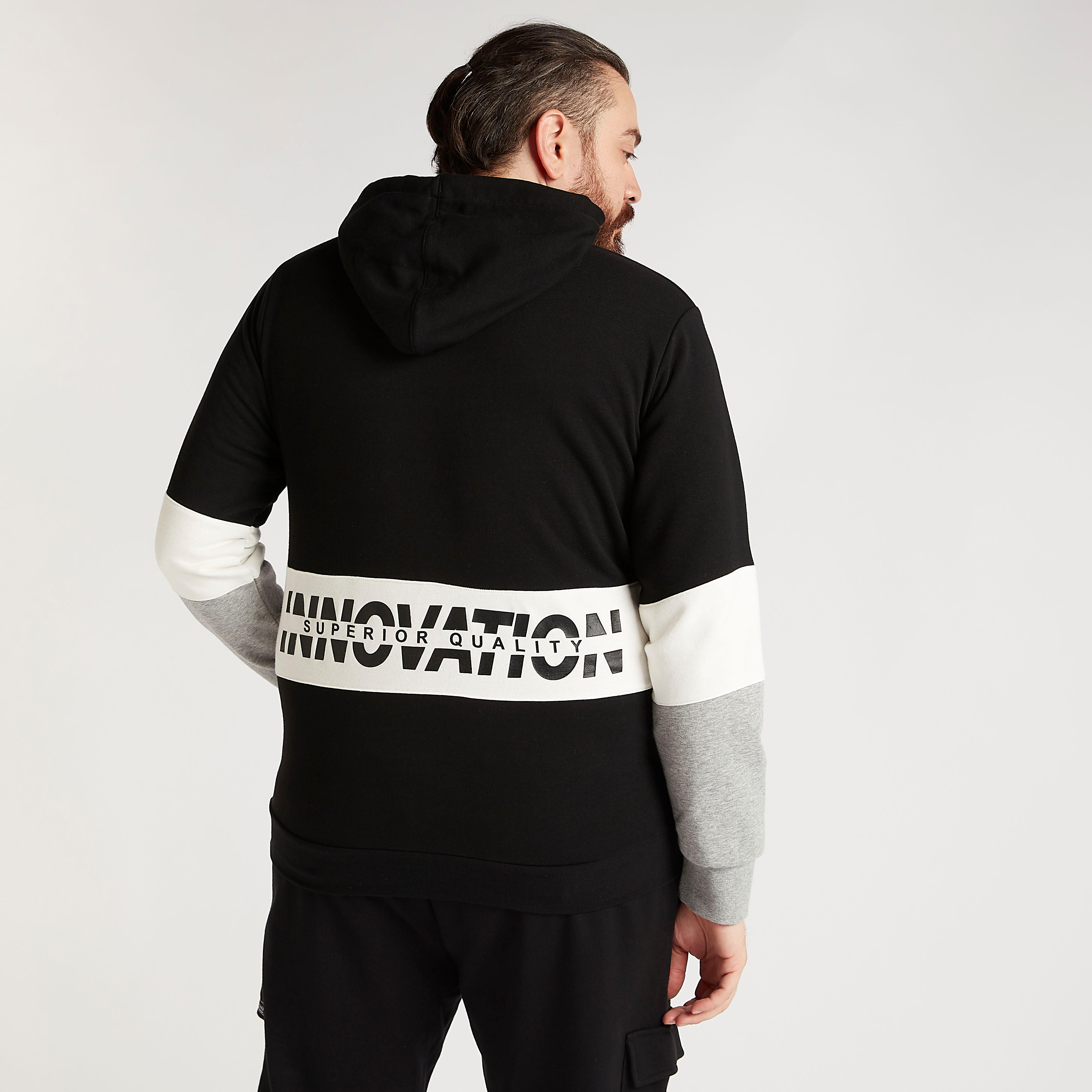 هودي بطبعات وتصاميم مغايرة وأكمام طويلة-men-winterwear-hoodiesandsweatshirts-image-4