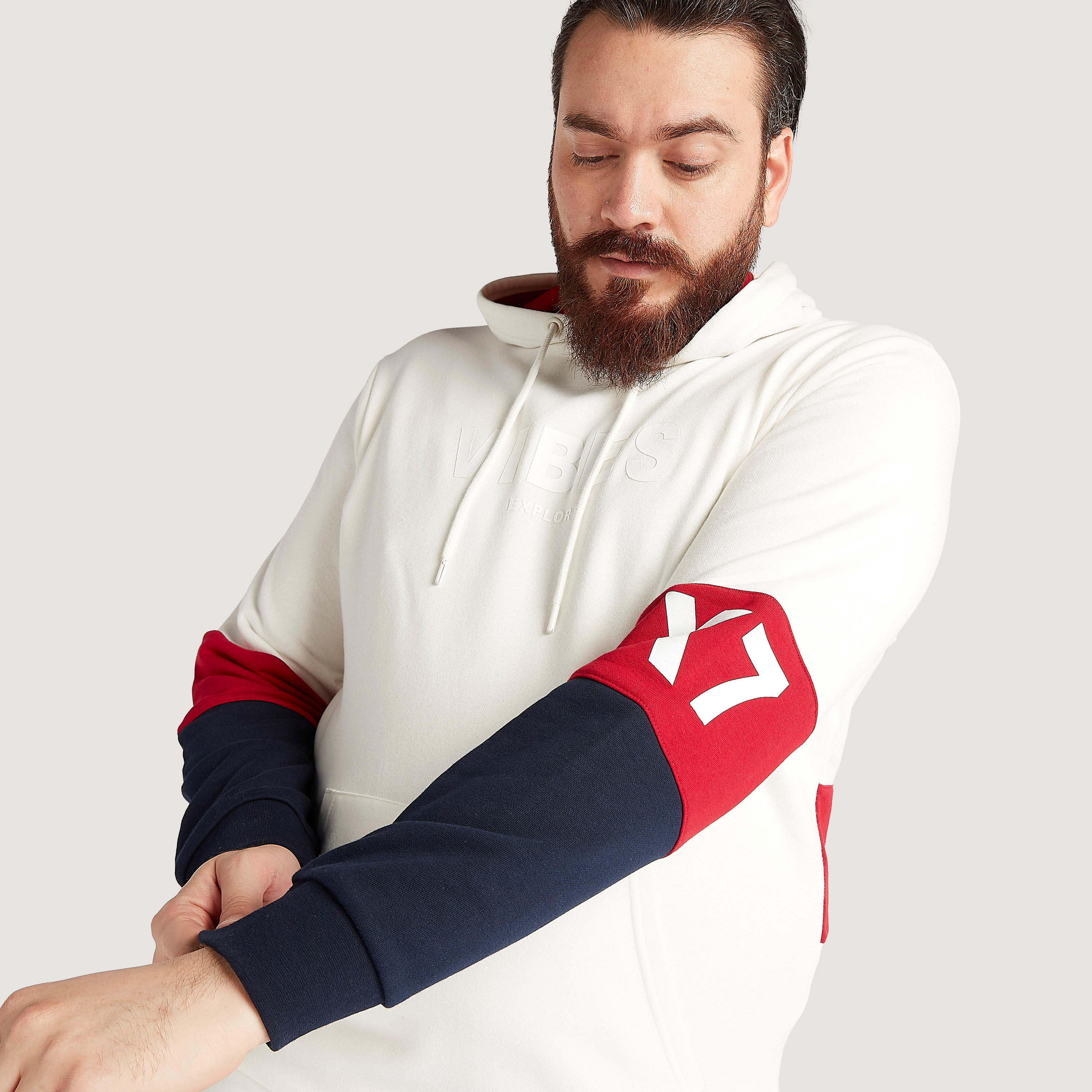 هودي بطبعات وتصاميم مغايرة وأكمام طويلة-men-winterwear-hoodiesandsweatshirts-image-5