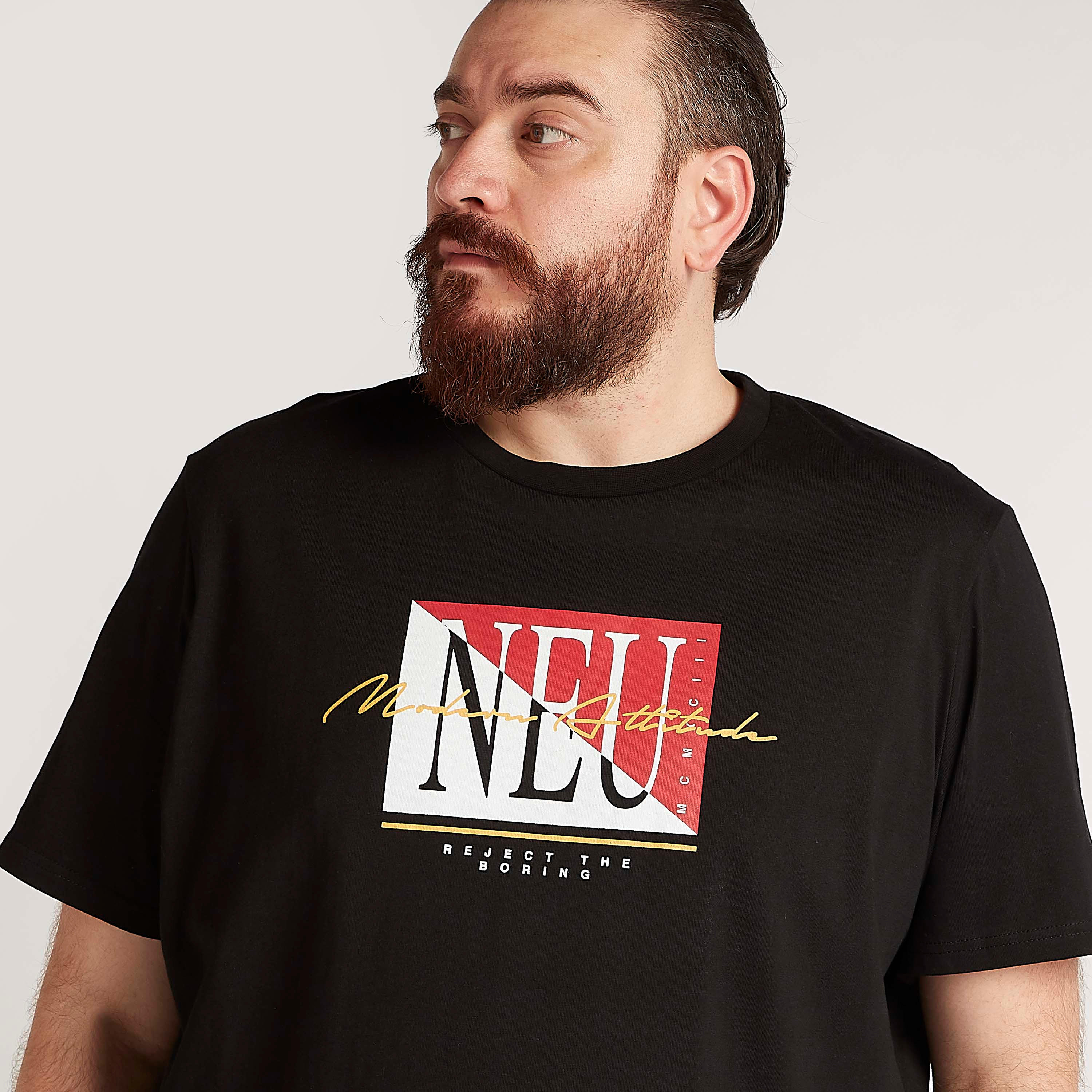 تيشيرت بياقة ضيّقة وأكمام قصيرة وطبعات-men-clothing-tshirtsandpolos-tshirts-image-2
