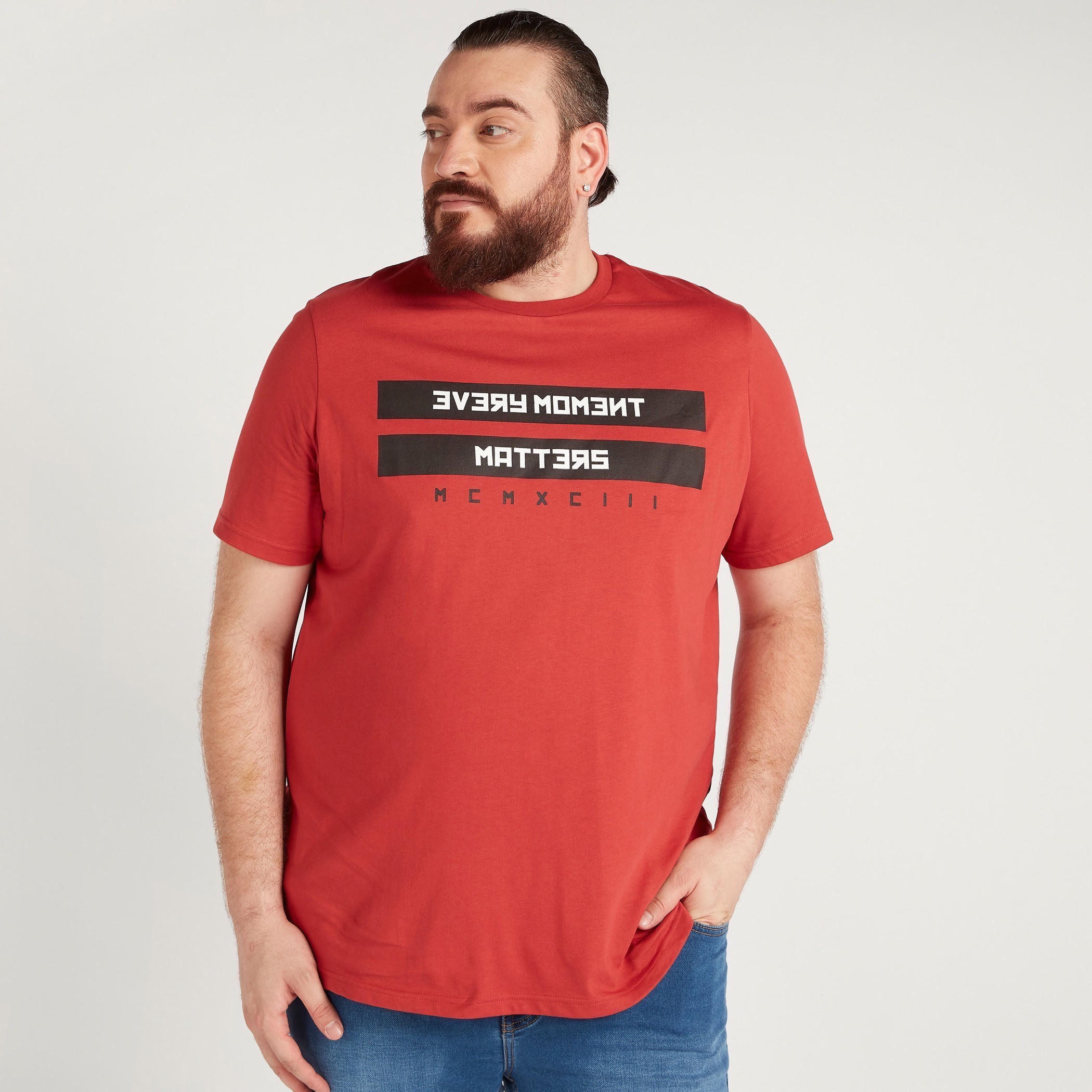 تيشيرت بياقة ضيّقة وأكمام قصيرة وطبعات تايبوجرافيك-men-clothing-tshirtsandpolos-tshirts-image-1
