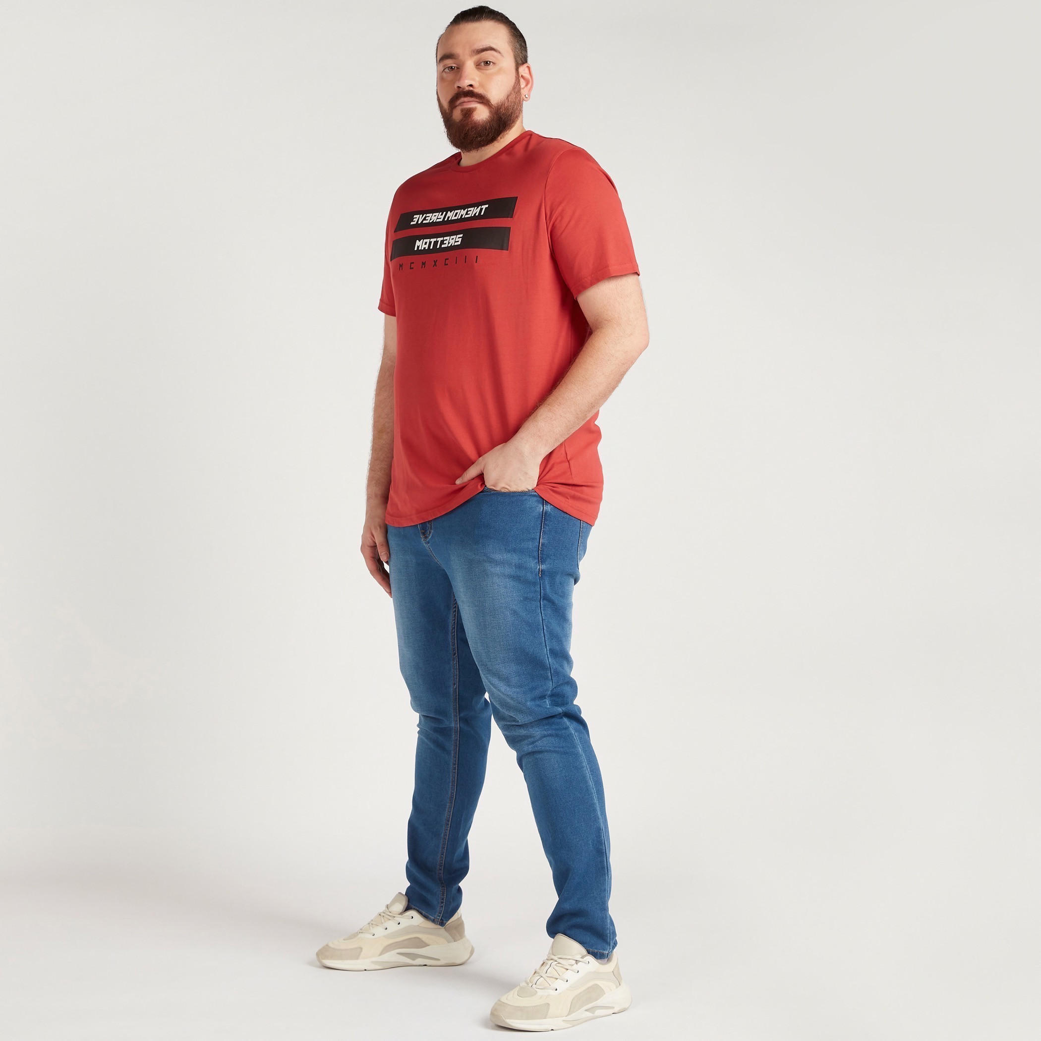 تيشيرت بياقة ضيّقة وأكمام قصيرة وطبعات تايبوجرافيك-men-clothing-tshirtsandpolos-tshirts-image-2