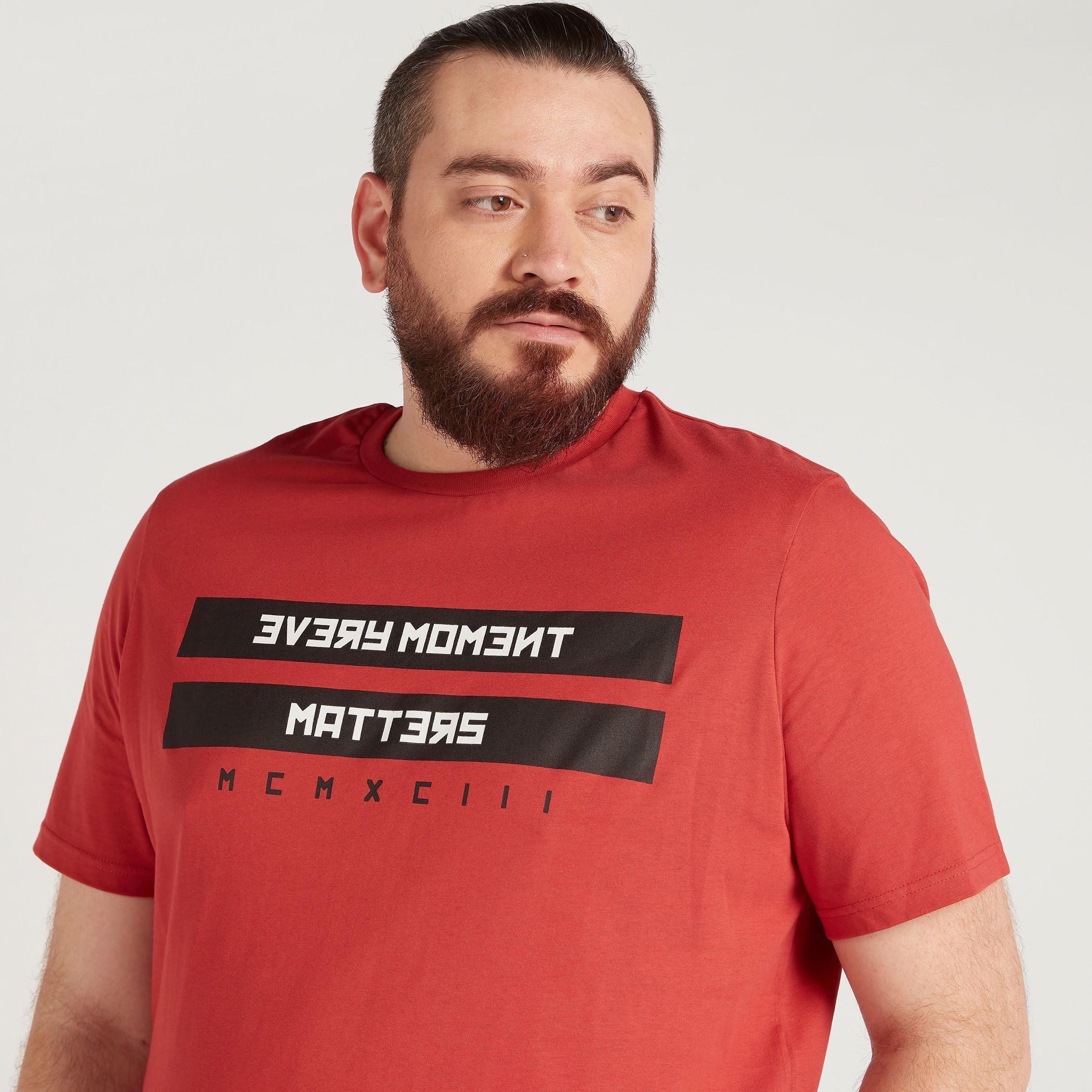تيشيرت بياقة ضيّقة وأكمام قصيرة وطبعات تايبوجرافيك-men-clothing-tshirtsandpolos-tshirts-image-3