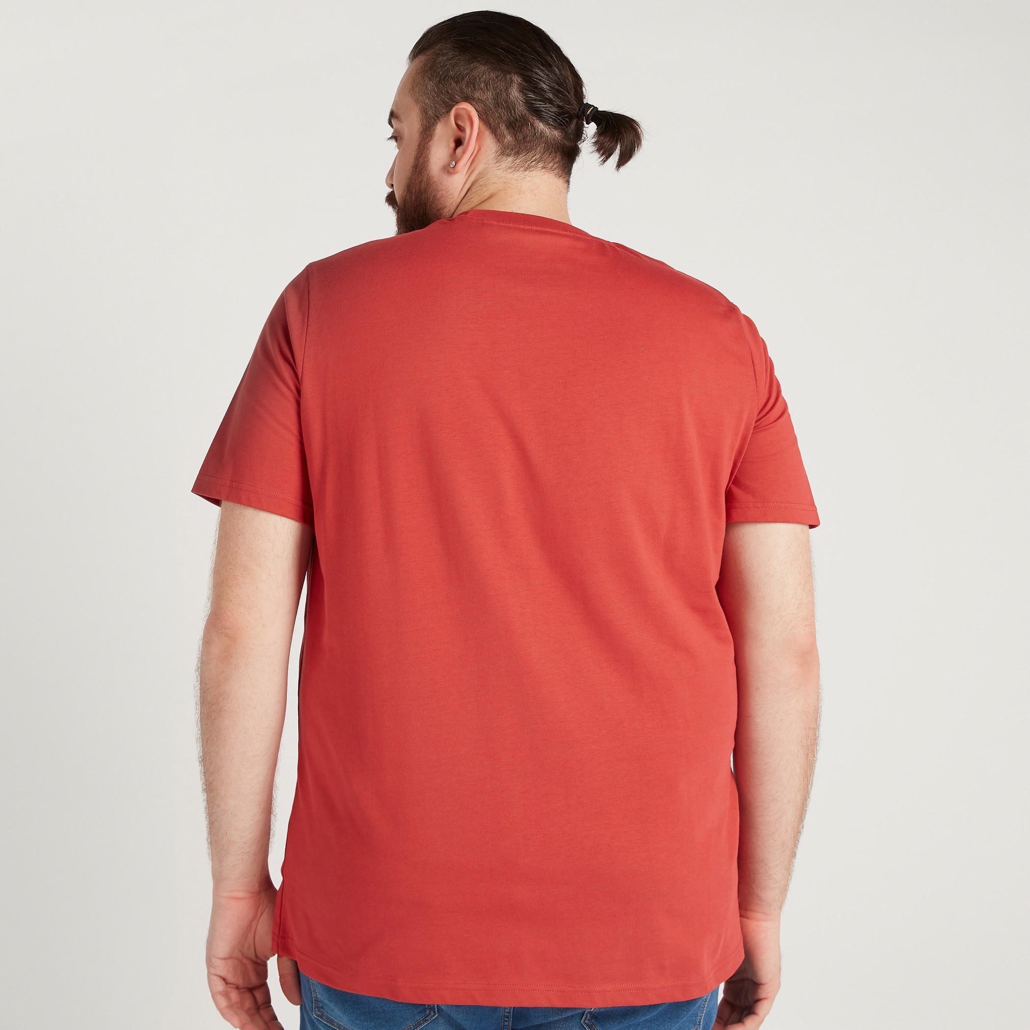تيشيرت بياقة ضيّقة وأكمام قصيرة وطبعات تايبوجرافيك-men-clothing-tshirtsandpolos-tshirts-image-4