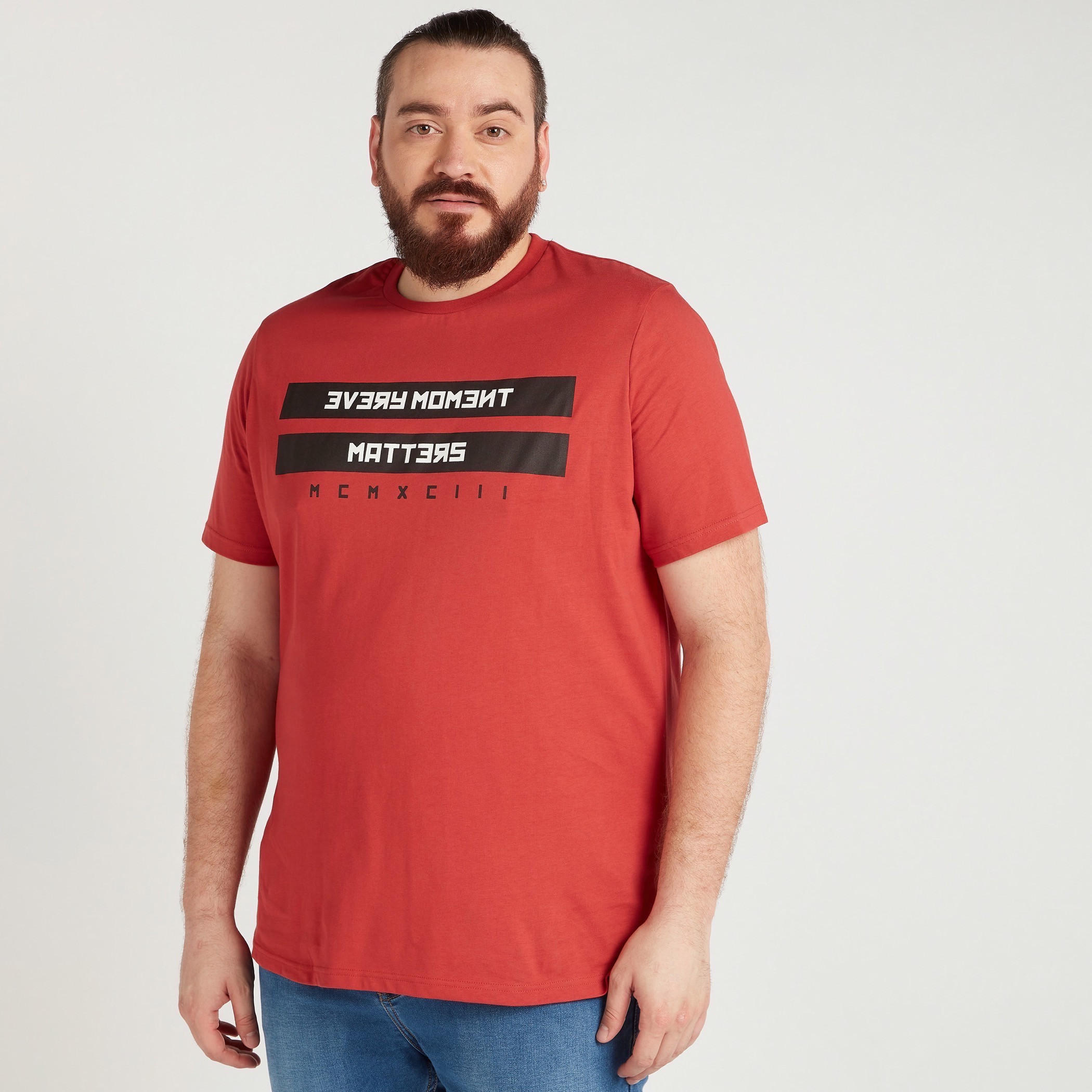 تيشيرت بياقة ضيّقة وأكمام قصيرة وطبعات تايبوجرافيك-men-clothing-tshirtsandpolos-tshirts-image-5