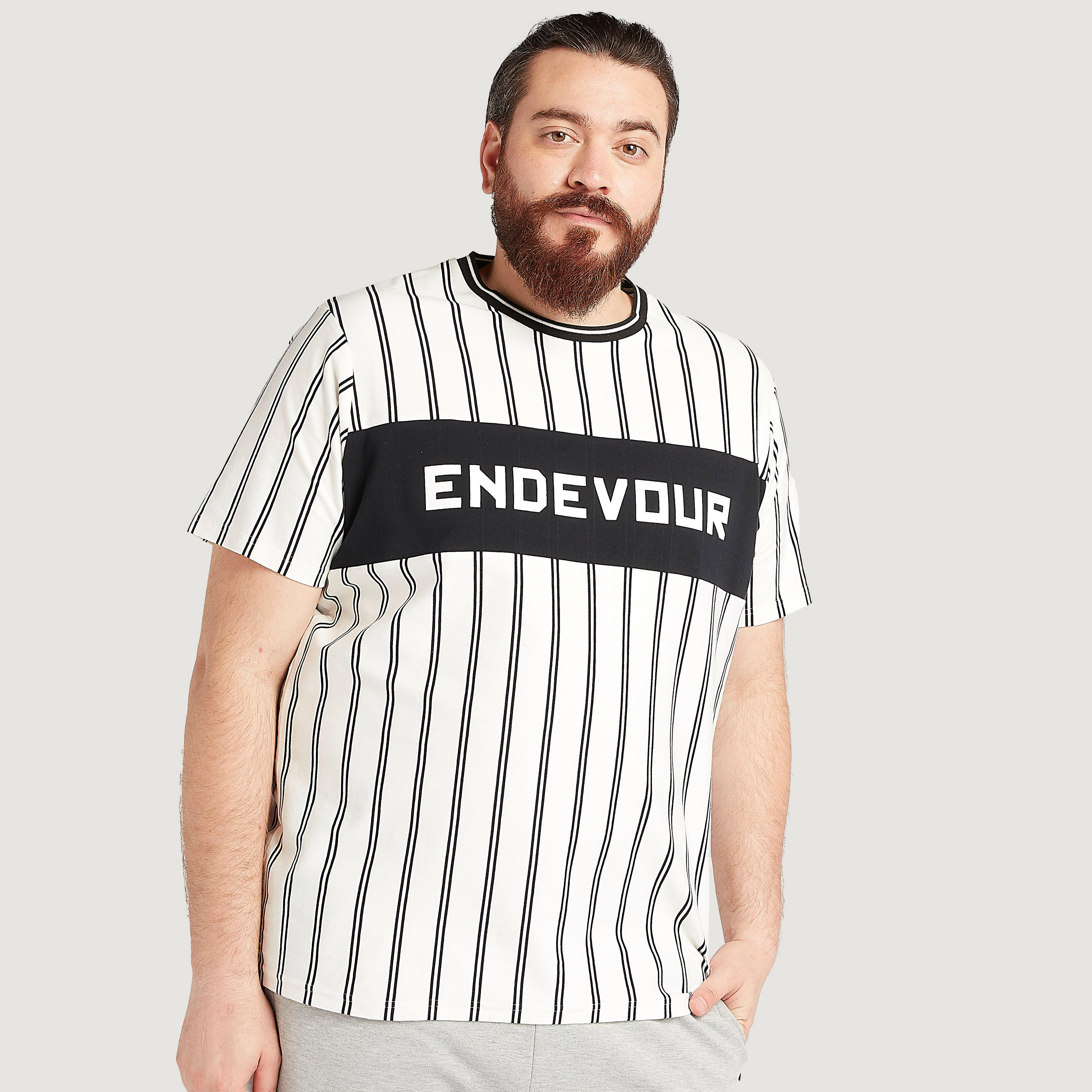 تيشيرت بياقة ضيّقة وأكمام قصيرة وطبعات-men-clothing-tshirtsandpolos-tshirts-image-1