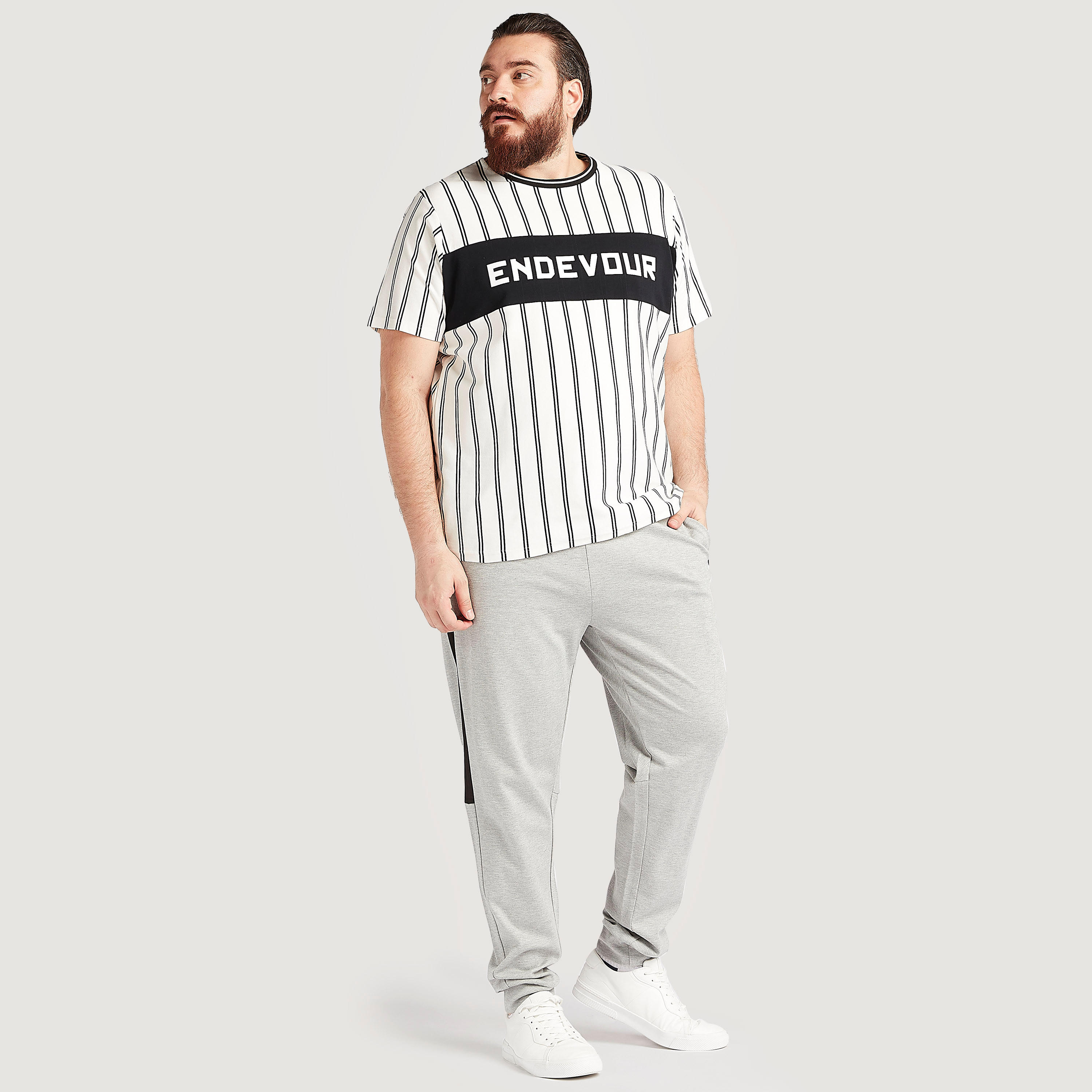 تيشيرت بياقة ضيّقة وأكمام قصيرة وطبعات-men-clothing-tshirtsandpolos-tshirts-image-2