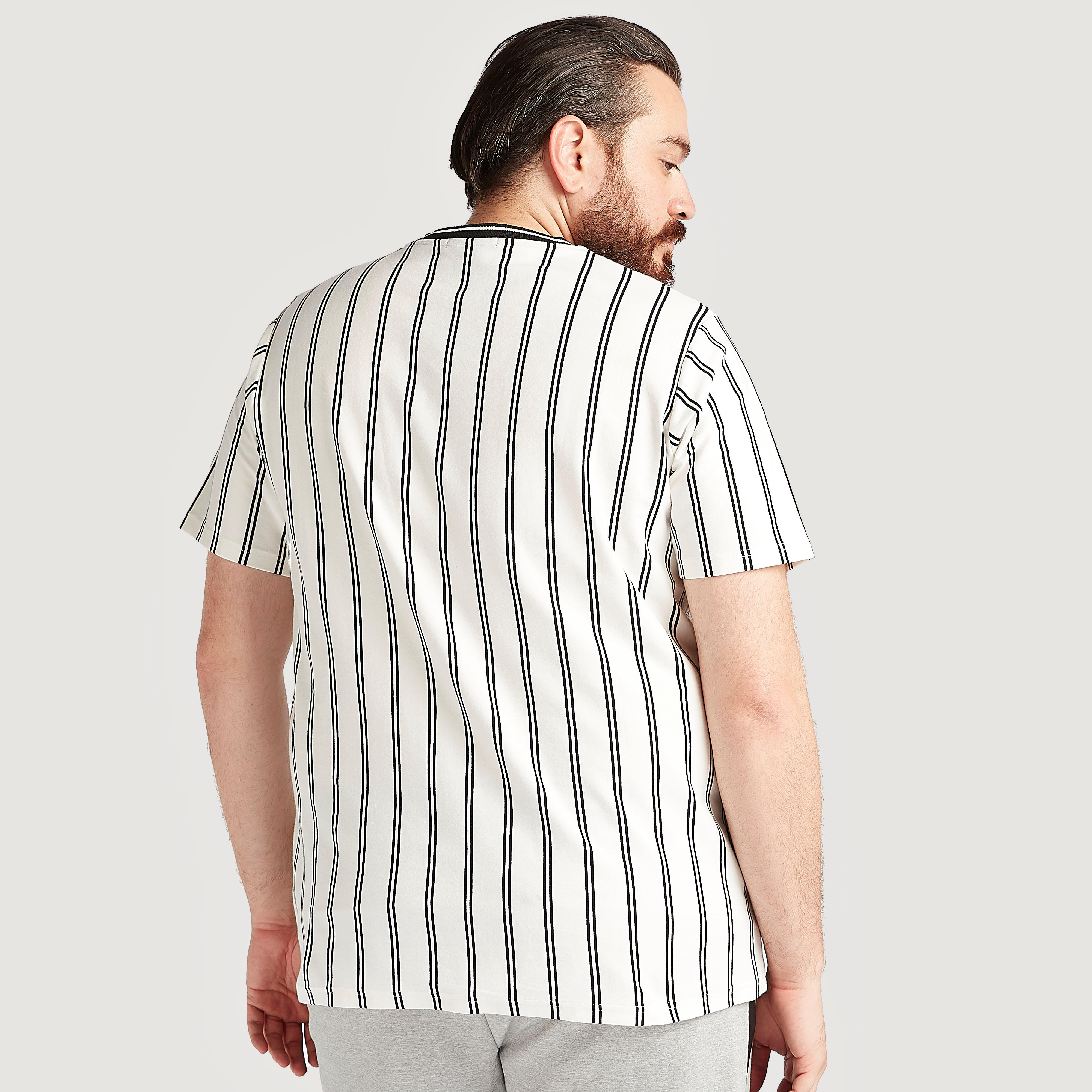 تيشيرت بياقة ضيّقة وأكمام قصيرة وطبعات-men-clothing-tshirtsandpolos-tshirts-image-4