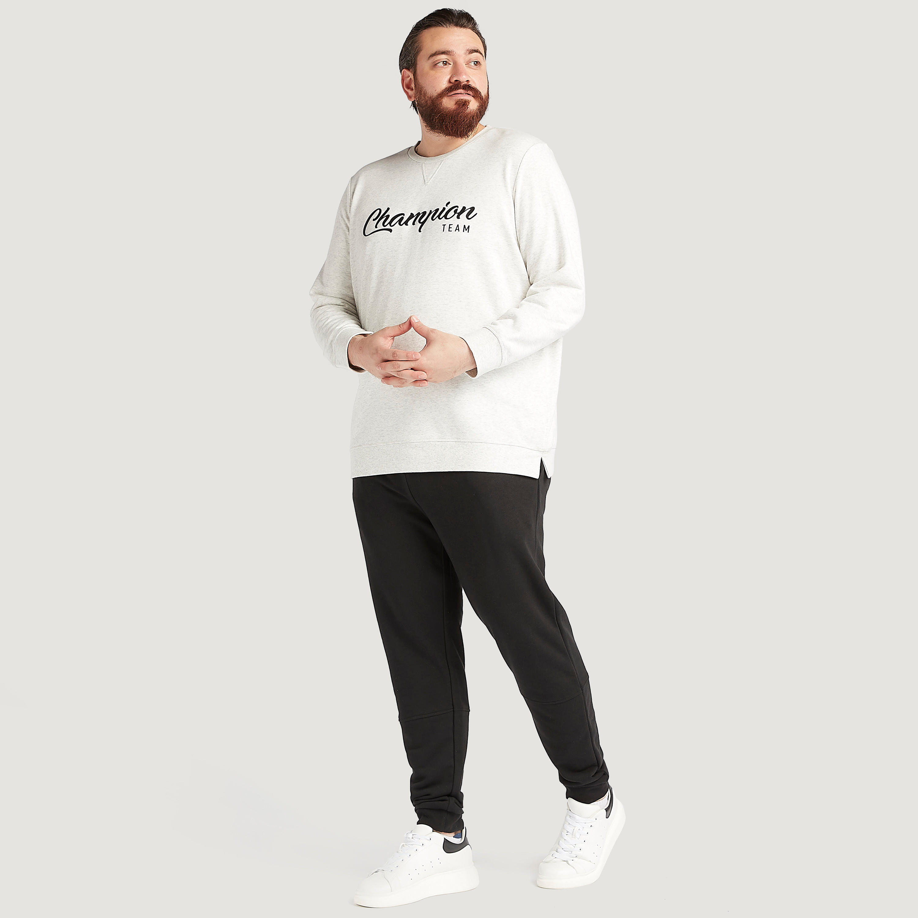سويت شيرت بياقة ضيقة وأكمام طويلة وطبعات-men-winterwear-hoodiesandsweatshirts-image-2