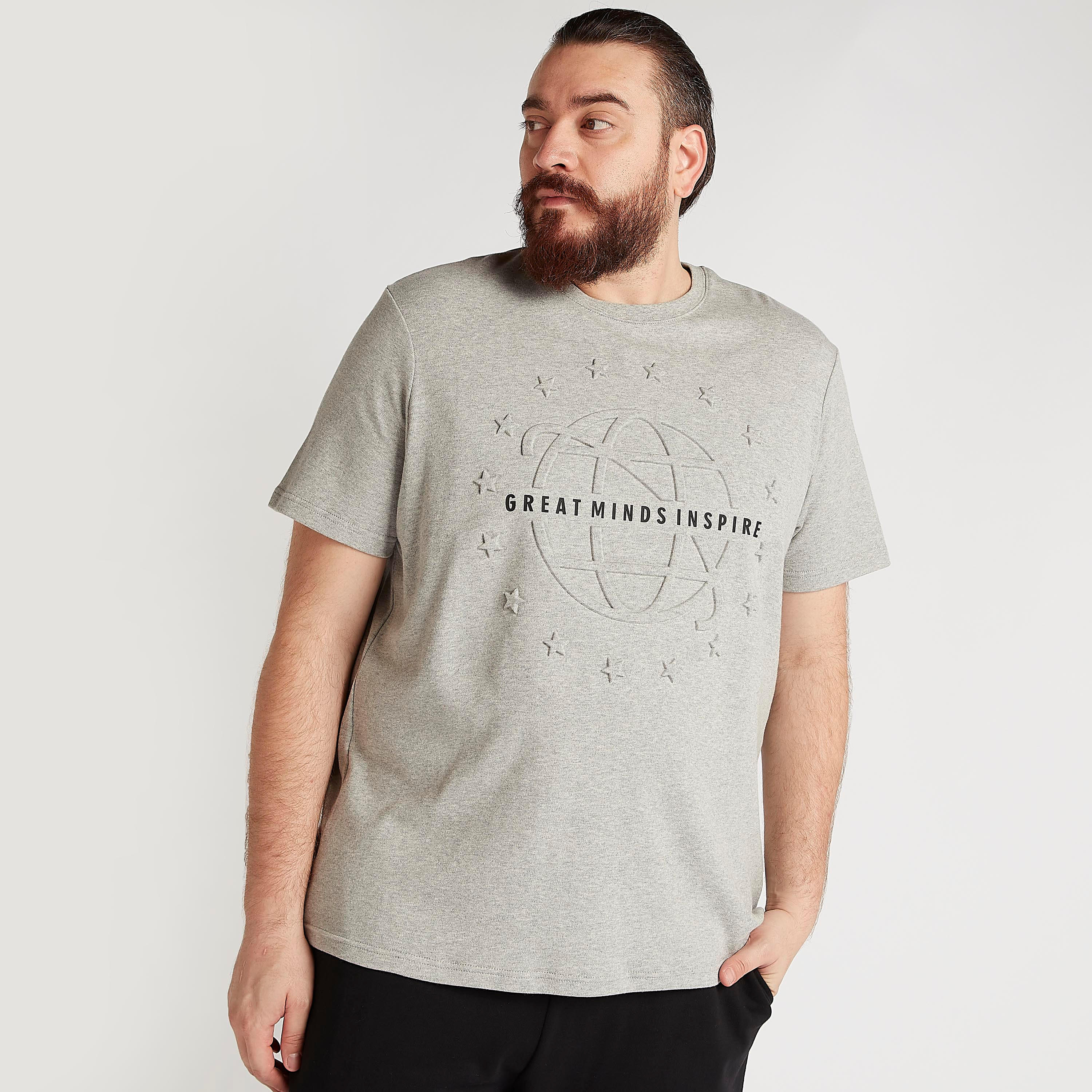 تيشيرت بياقة ضيّقة وأكمام قصيرة ونقوش-men-clothing-tshirtsandpolos-tshirts-image-5