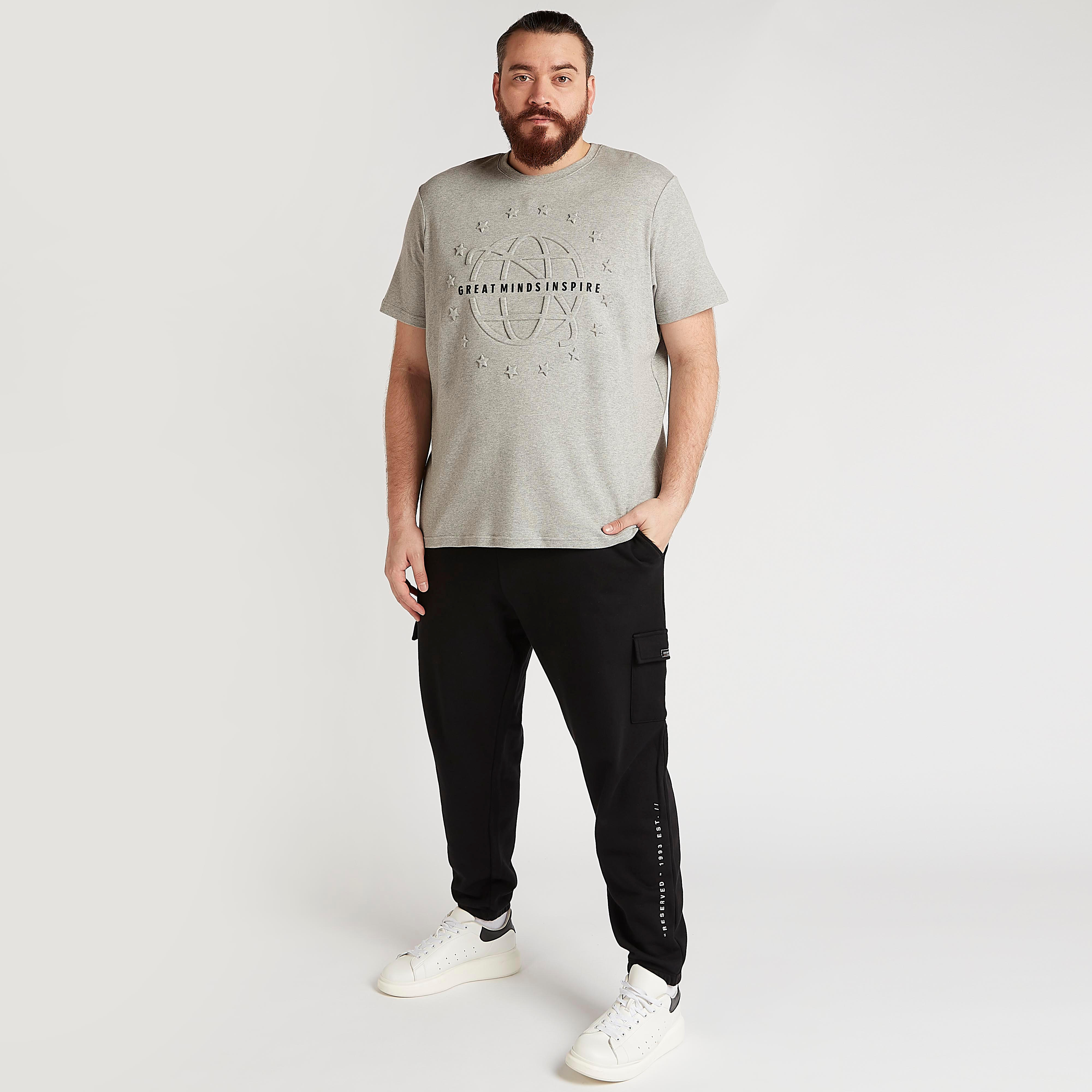 تيشيرت بياقة ضيّقة وأكمام قصيرة ونقوش-men-clothing-tshirtsandpolos-tshirts-image-4