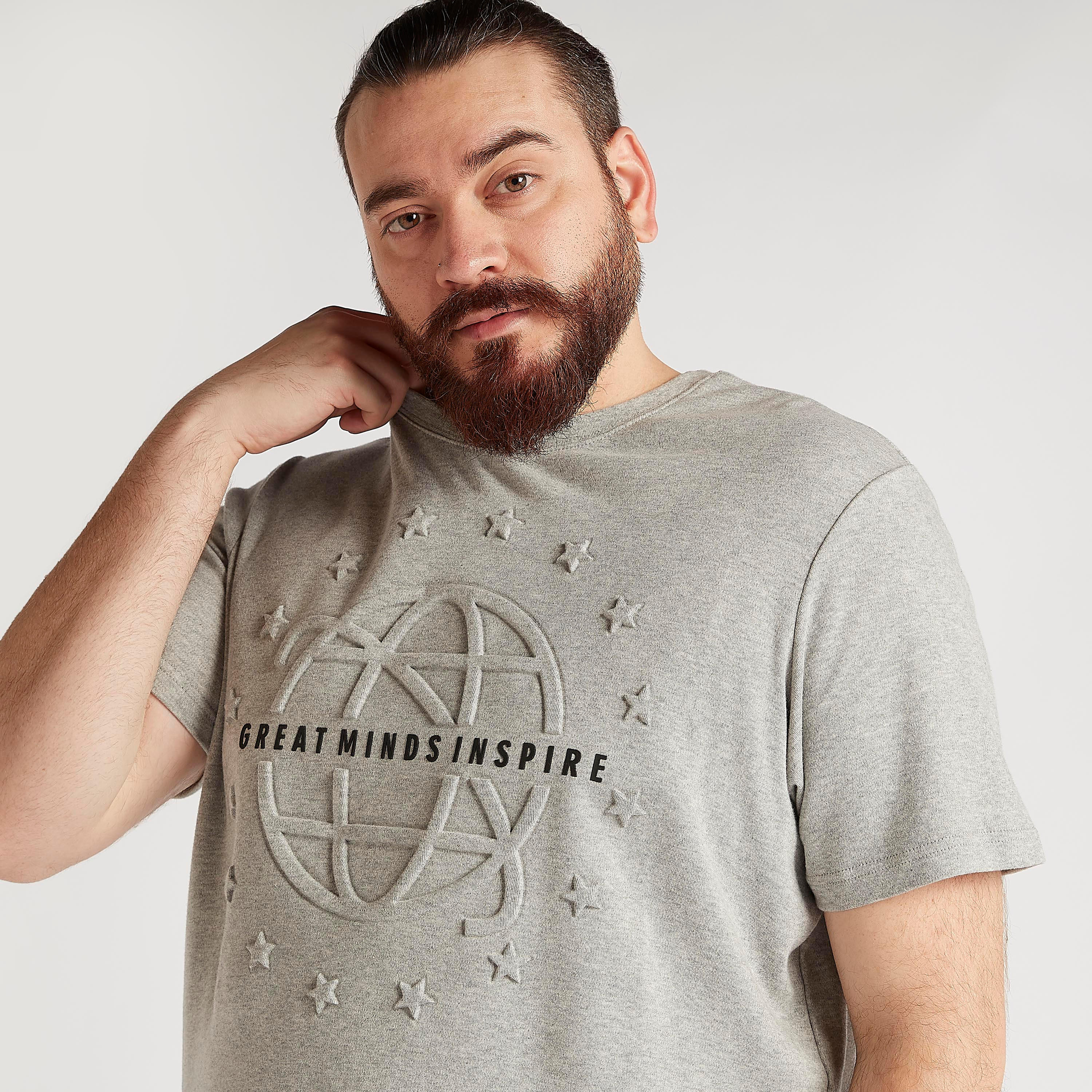تيشيرت بياقة ضيّقة وأكمام قصيرة ونقوش-men-clothing-tshirtsandpolos-tshirts-image-3