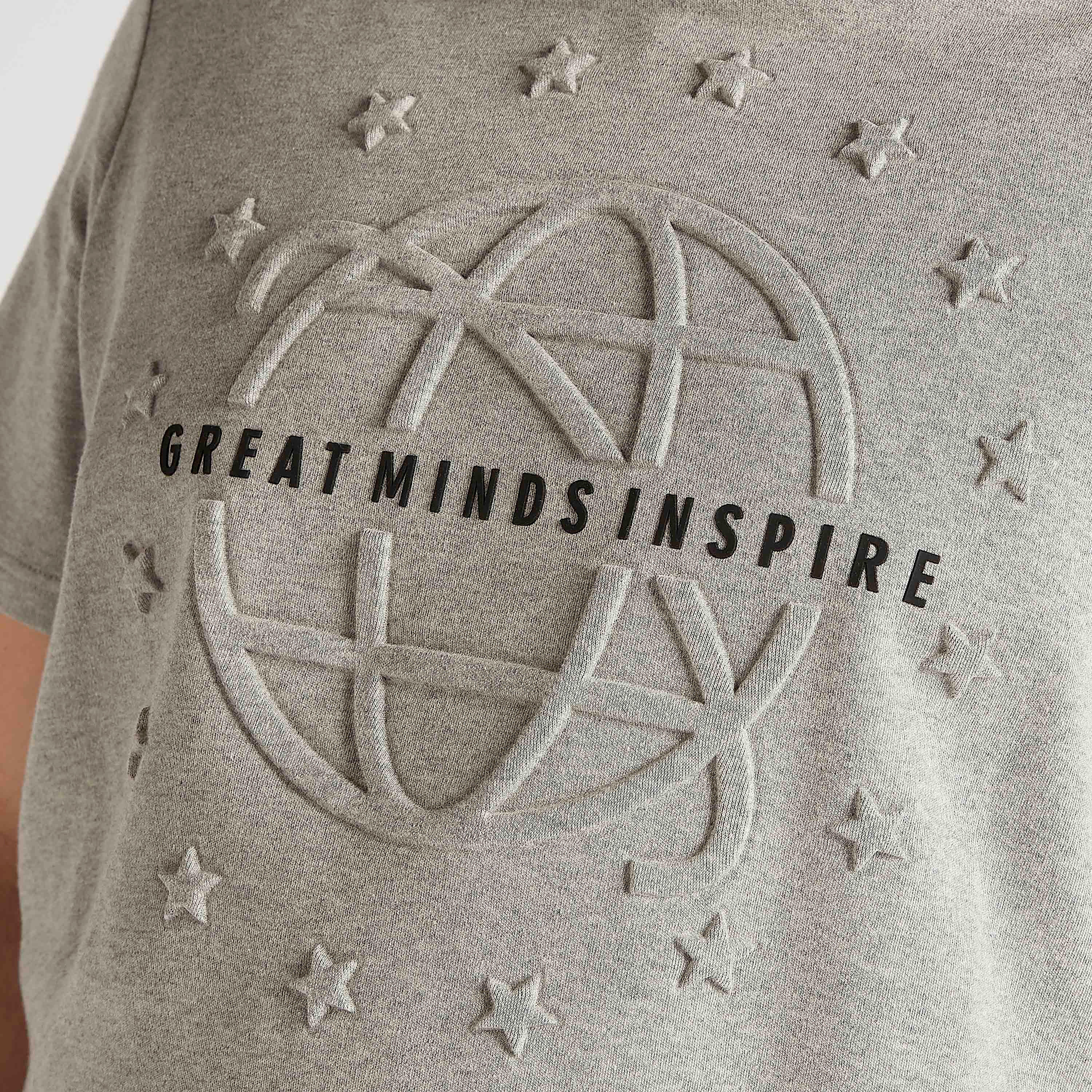 تيشيرت بياقة ضيّقة وأكمام قصيرة ونقوش-men-clothing-tshirtsandpolos-tshirts-image-1