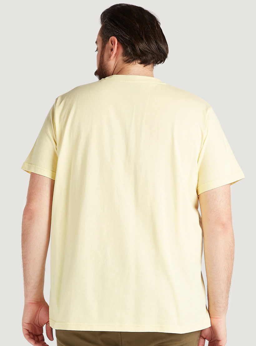 تيشيرت بياقة ضيقة وأكمام قصيرة وطبعات-men-clothing-tshirtsandpolos-tshirts-image-2