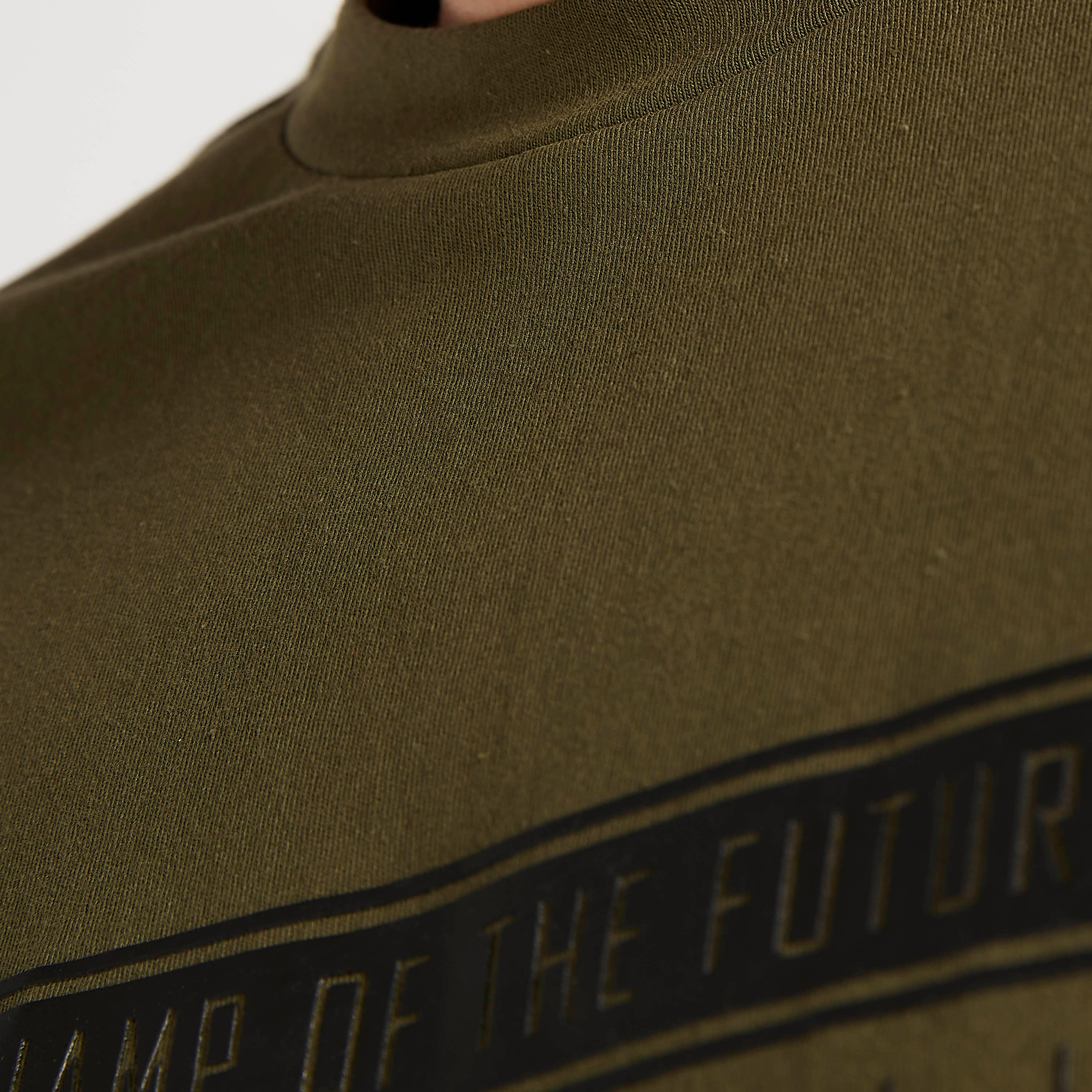 تيشيرت بياقة ضيقة وأكمام قصيرة وطبعات-men-clothing-tshirtsandpolos-tshirts-image-5