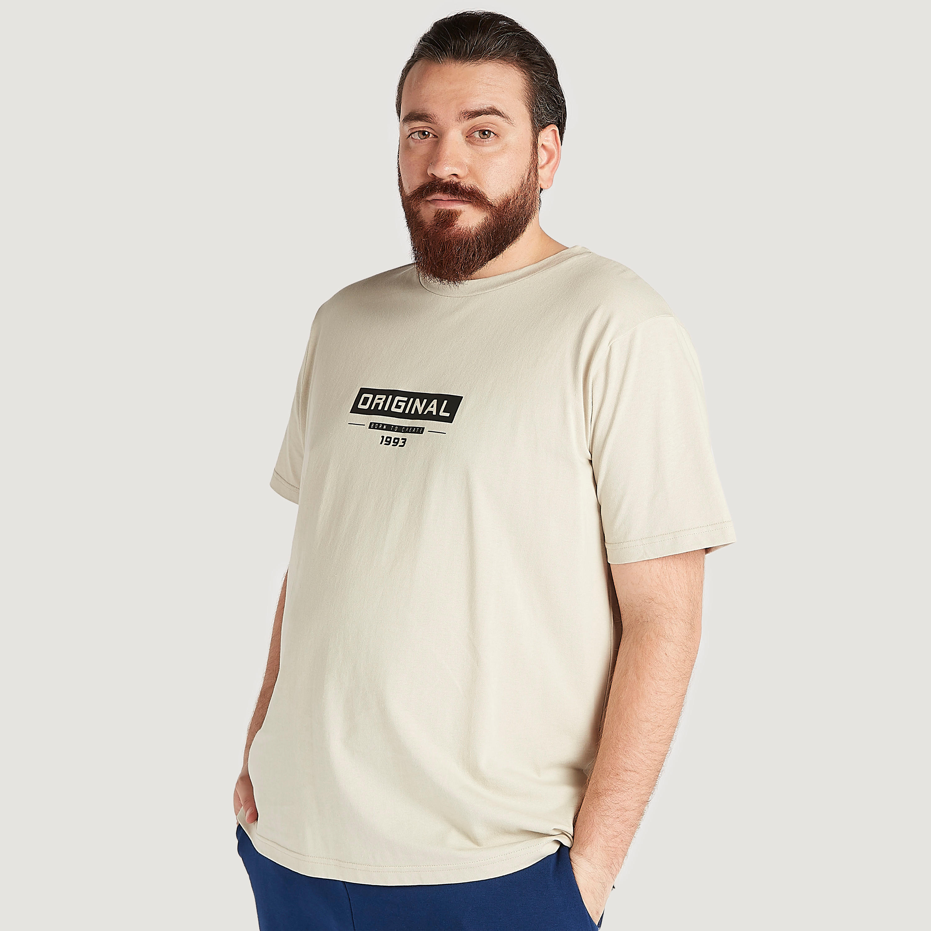 تيشيرت بياقة ضيّقة وأكمام قصيرة وطبعات تايبوجرافيك-men-clothing-tshirtsandpolos-tshirts-image-1