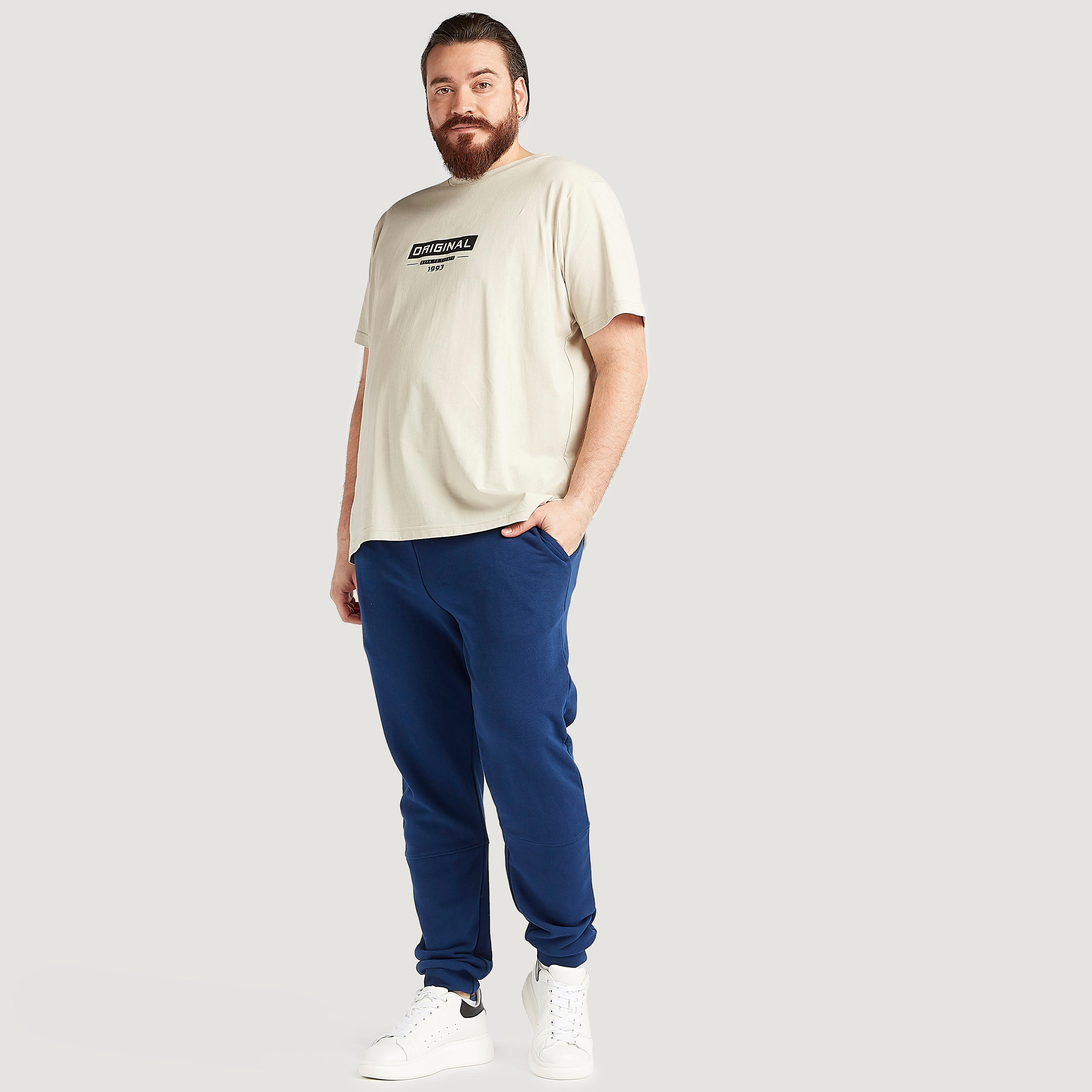 تيشيرت بياقة ضيّقة وأكمام قصيرة وطبعات تايبوجرافيك-men-clothing-tshirtsandpolos-tshirts-image-2
