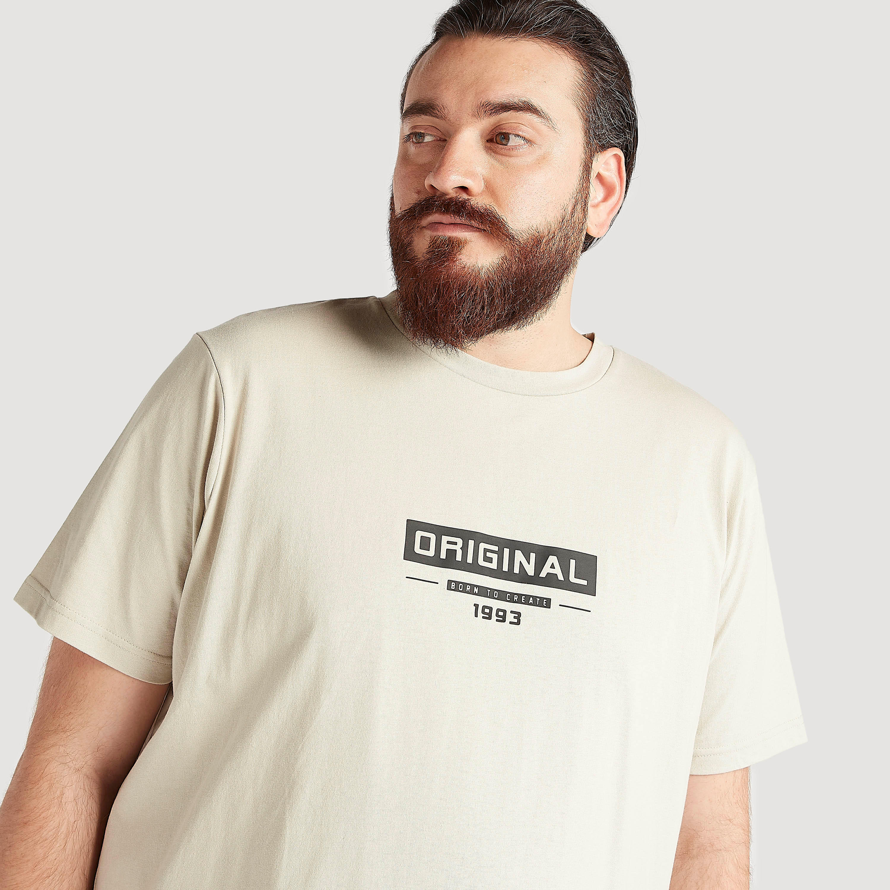 تيشيرت بياقة ضيّقة وأكمام قصيرة وطبعات تايبوجرافيك-men-clothing-tshirtsandpolos-tshirts-image-3