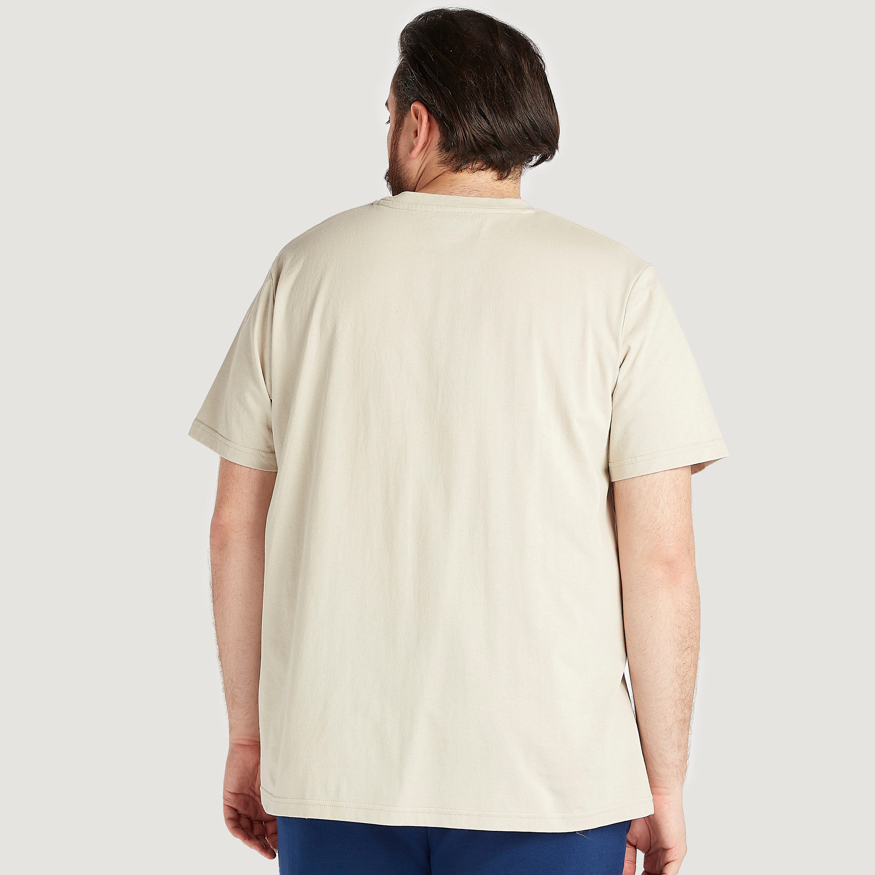 تيشيرت بياقة ضيّقة وأكمام قصيرة وطبعات تايبوجرافيك-men-clothing-tshirtsandpolos-tshirts-image-4