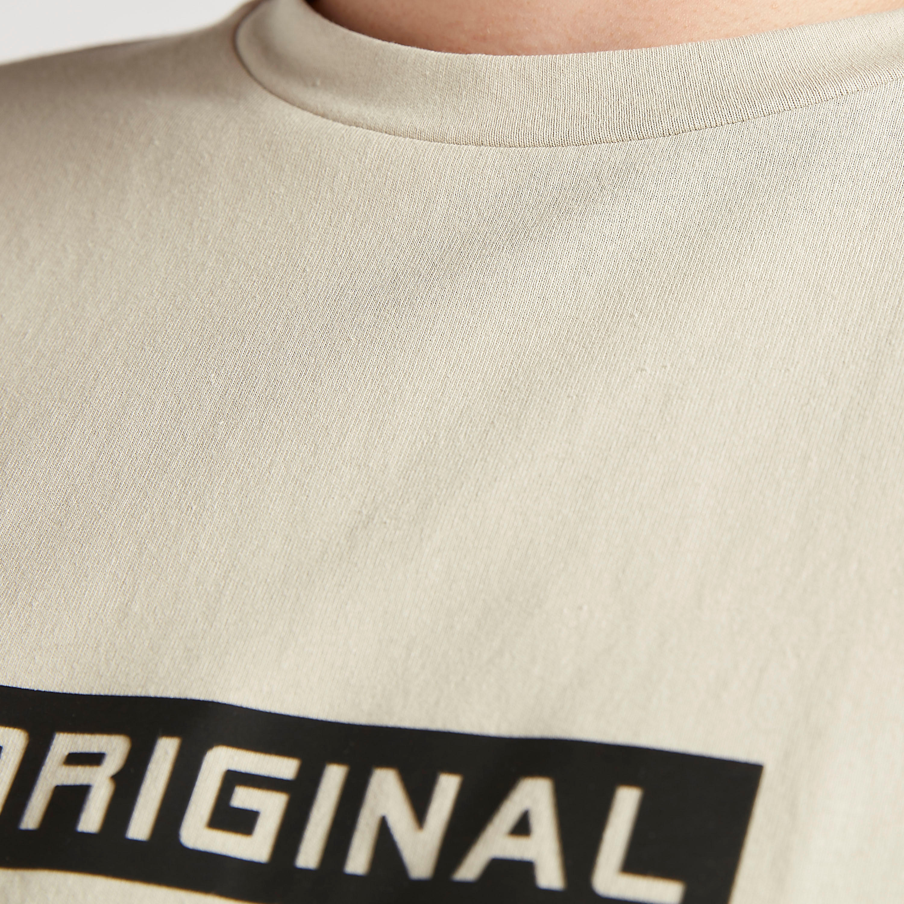 تيشيرت بياقة ضيّقة وأكمام قصيرة وطبعات تايبوجرافيك-men-clothing-tshirtsandpolos-tshirts-image-5