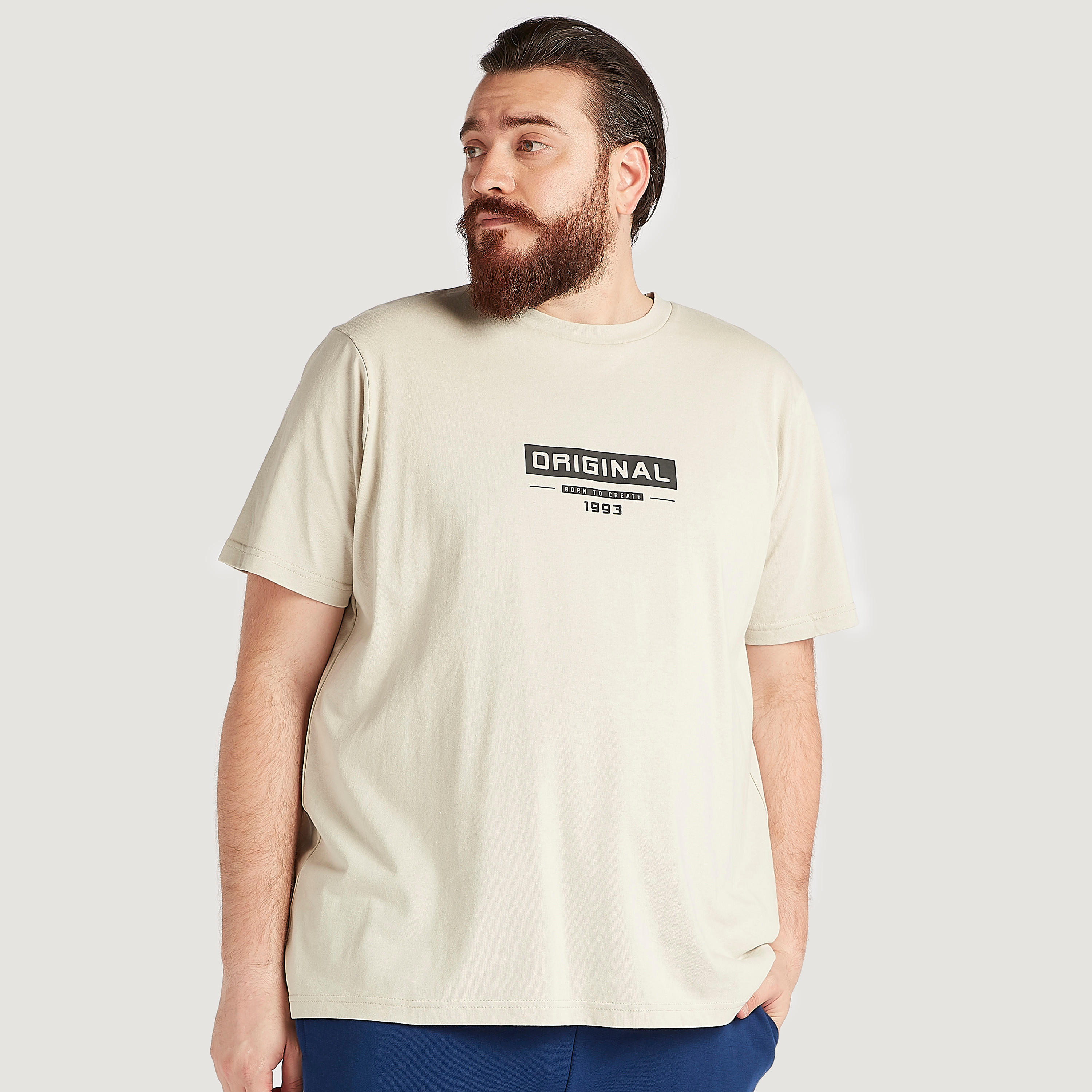 تيشيرت بياقة ضيّقة وأكمام قصيرة وطبعات تايبوجرافيك-men-clothing-tshirtsandpolos-tshirts-image-6