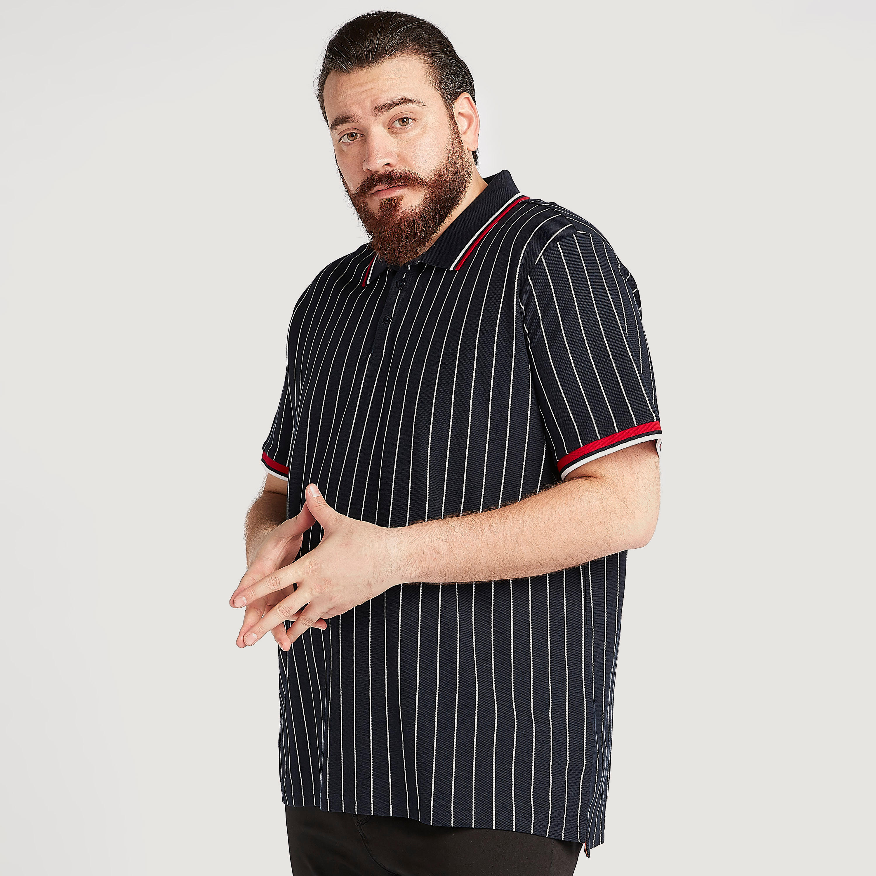 تيشيرت بولو مقلّم بأكمام قصيرة وتفاصيل خيوط بارزة-men-clothing-tshirtsandpolos-polos-image-1