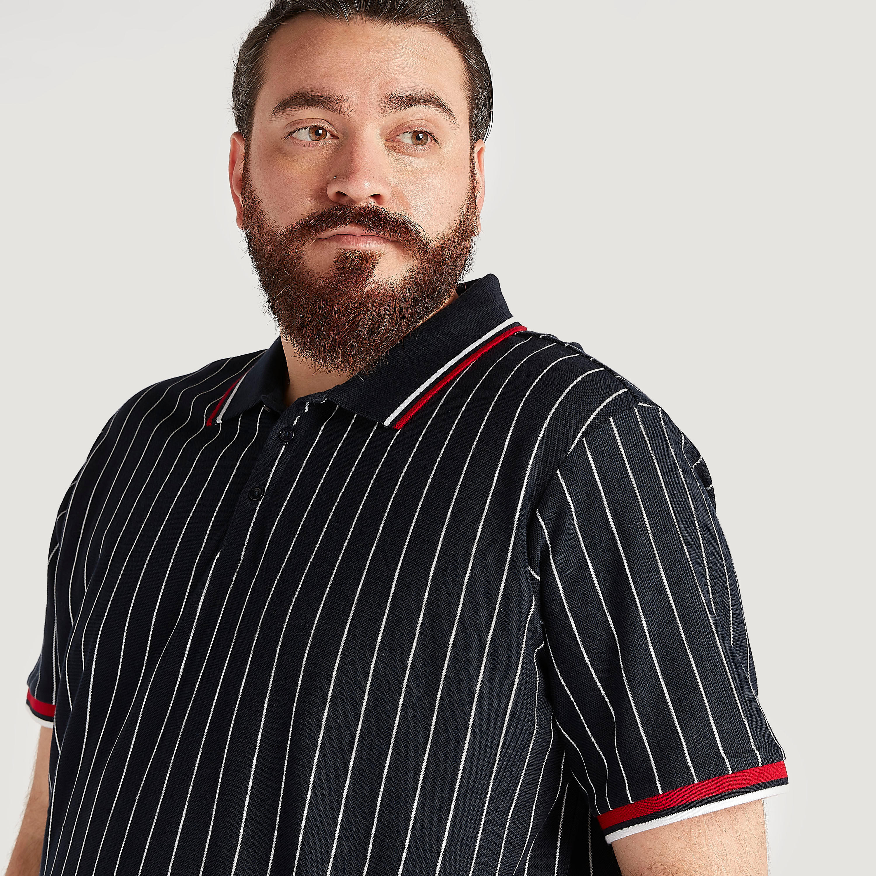 تيشيرت بولو مقلّم بأكمام قصيرة وتفاصيل خيوط بارزة-men-clothing-tshirtsandpolos-polos-image-3