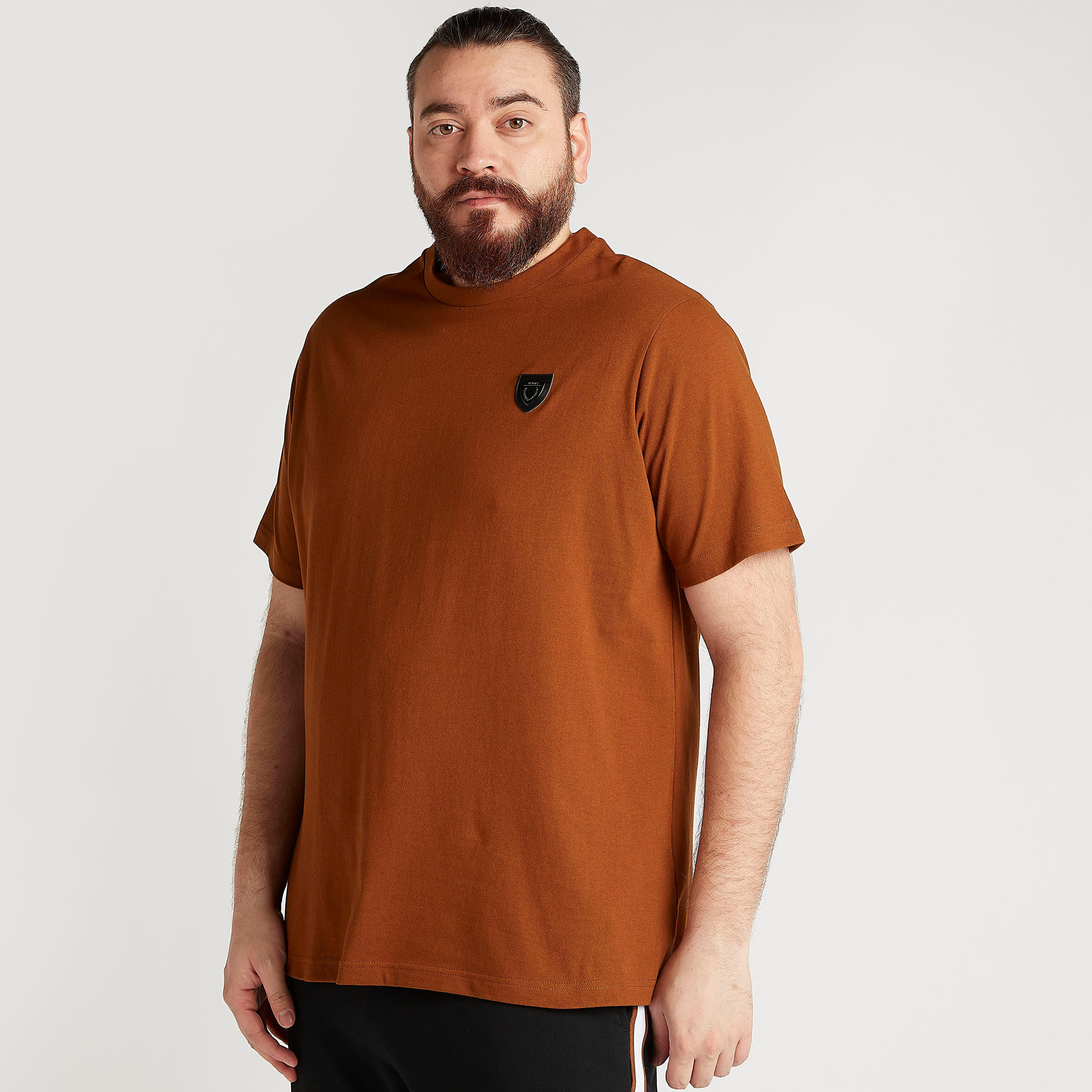 تيشيرت سادة بأكمام قصيرة وزخارف علامة مميّزة-men-clothing-tshirtsandpolos-tshirts-image-5