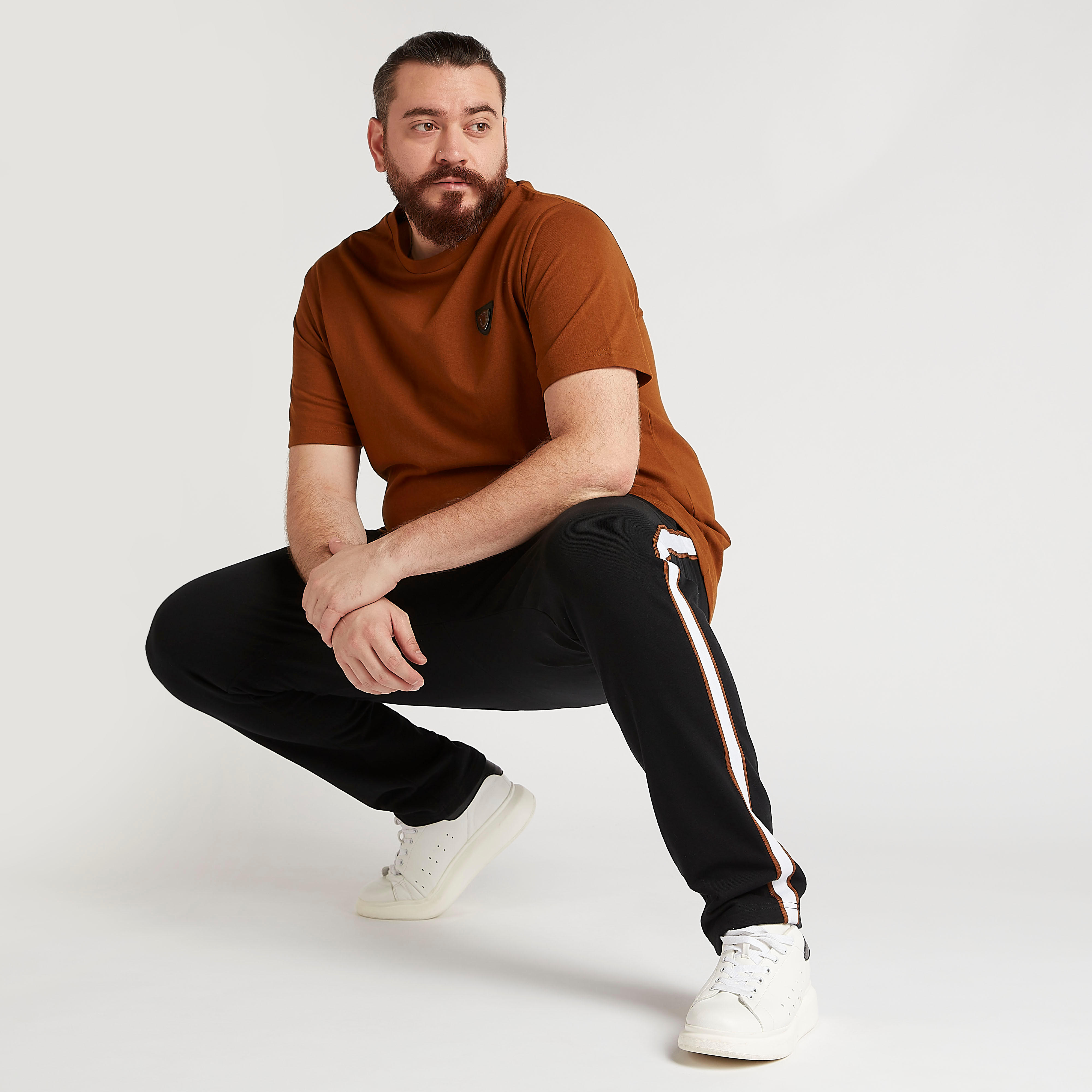 تيشيرت سادة بأكمام قصيرة وزخارف علامة مميّزة-men-clothing-tshirtsandpolos-tshirts-image-4