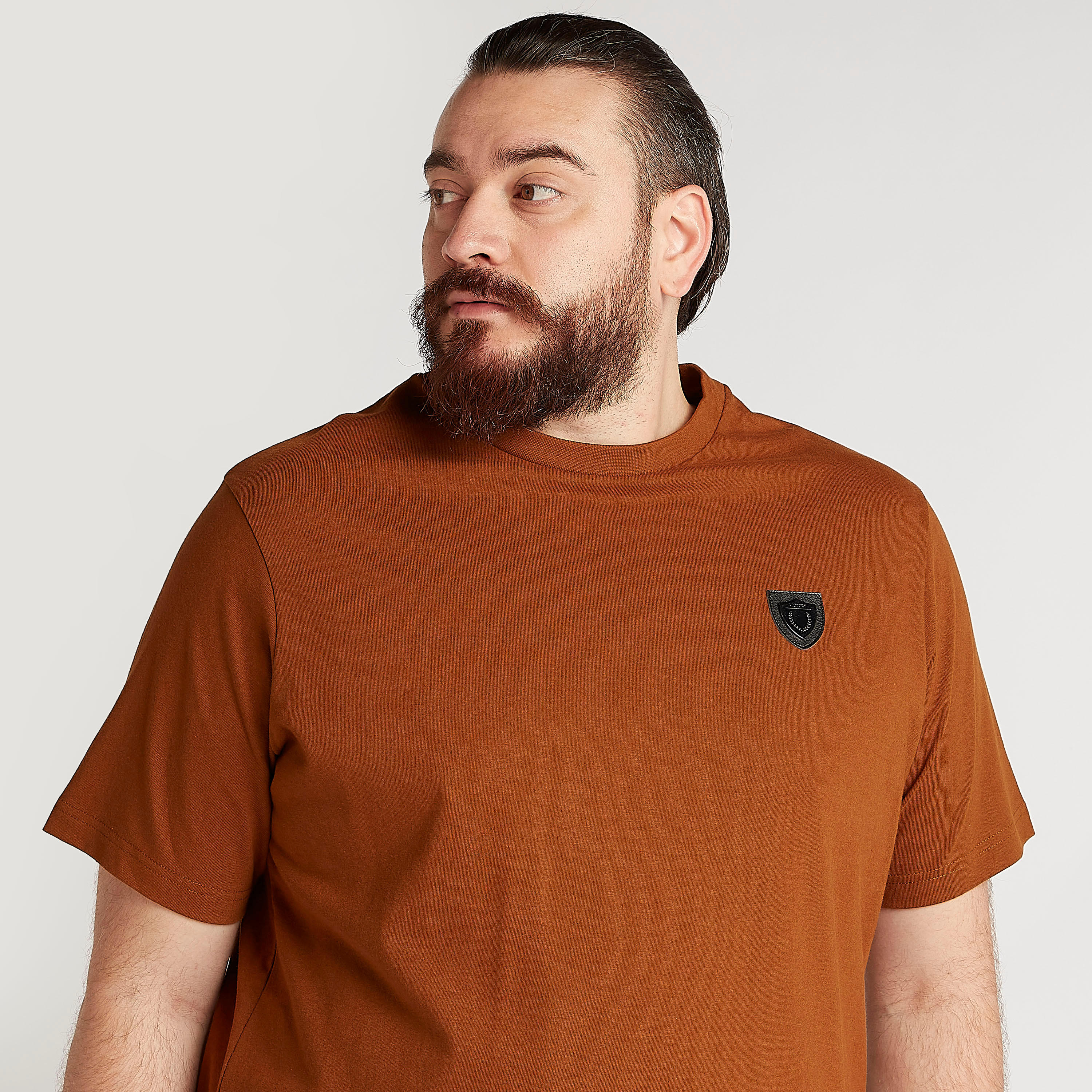 تيشيرت سادة بأكمام قصيرة وزخارف علامة مميّزة-men-clothing-tshirtsandpolos-tshirts-image-3