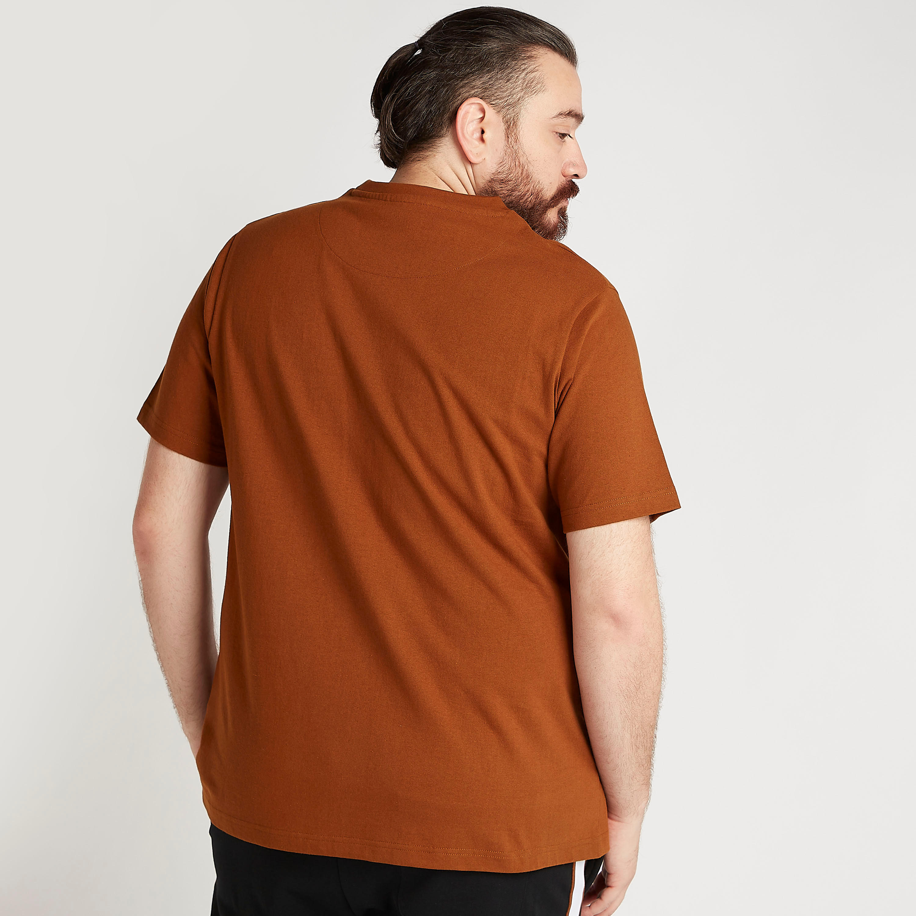 تيشيرت سادة بأكمام قصيرة وزخارف علامة مميّزة-men-clothing-tshirtsandpolos-tshirts-image-2