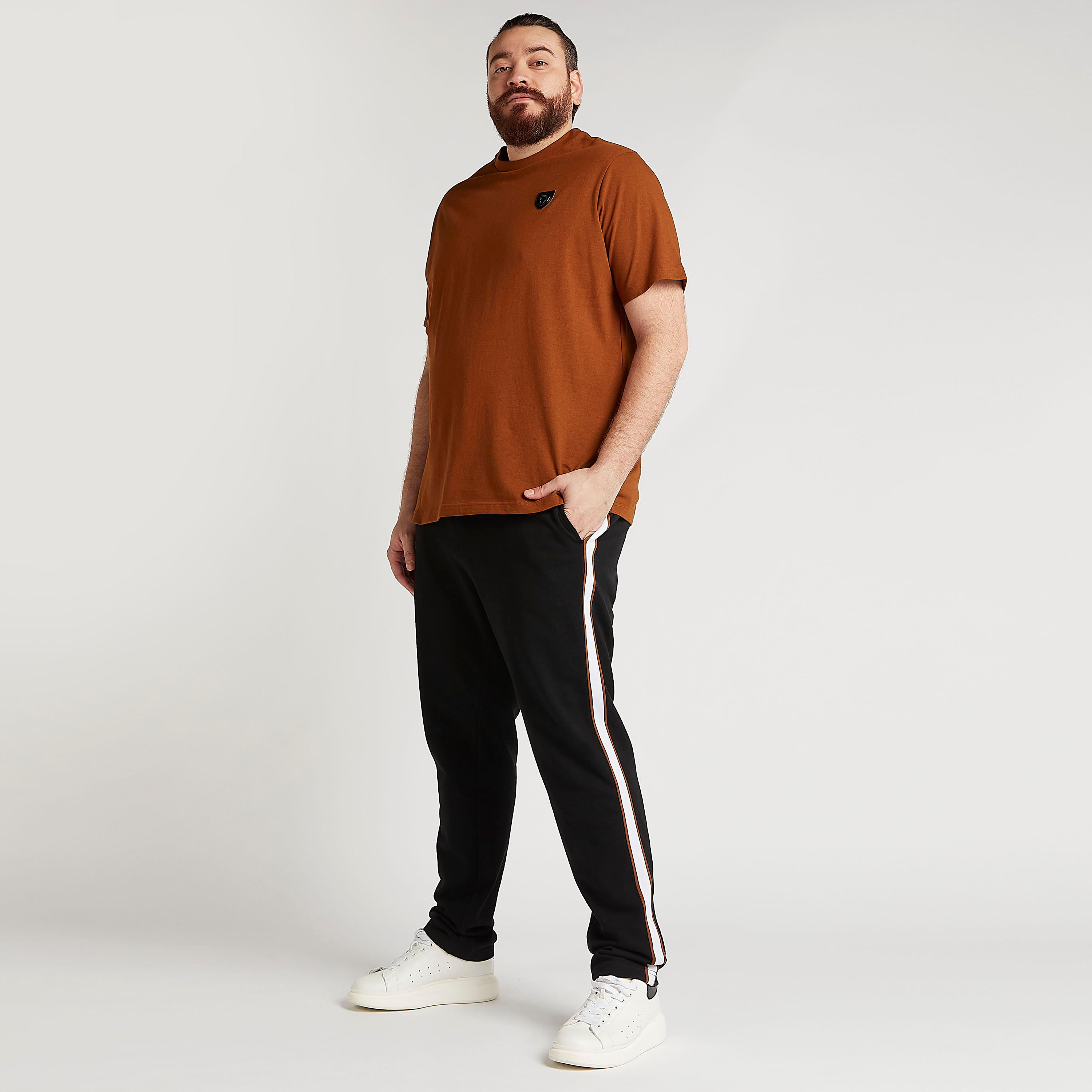 تيشيرت سادة بأكمام قصيرة وزخارف علامة مميّزة-men-clothing-tshirtsandpolos-tshirts-image-1