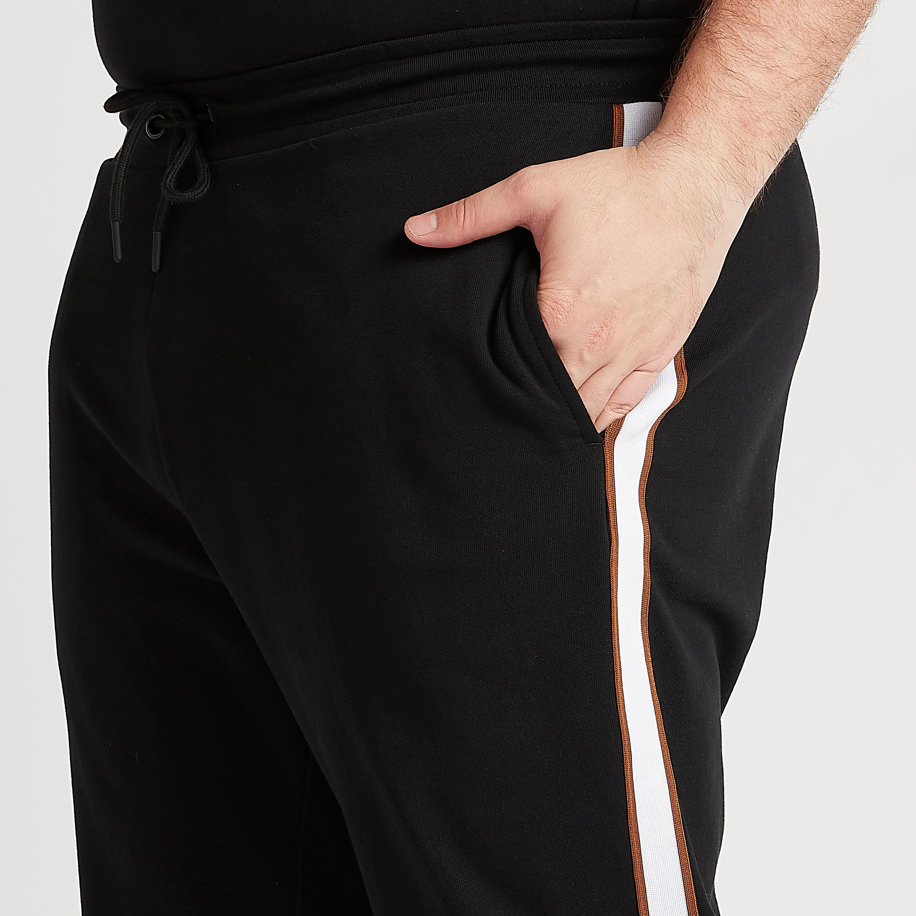 بنطلون سادة بخصر مطّاطي وتفاصيل شريطة-men-clothing-bottoms-joggers-image-3
