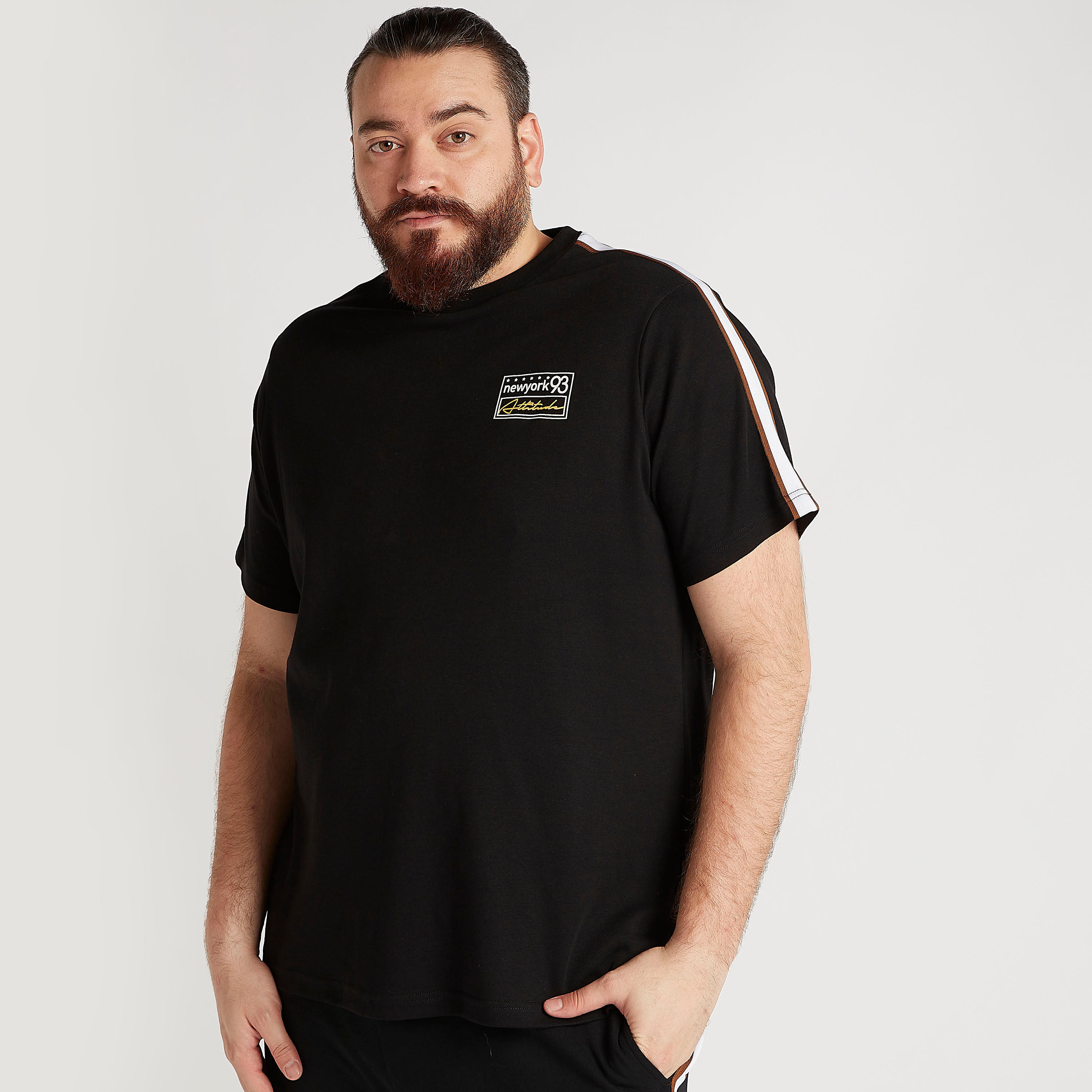 تيشيرت بياقة ضيّقة وأكمام قصيرة وطبعات-men-clothing-tshirtsandpolos-tshirts-image-1