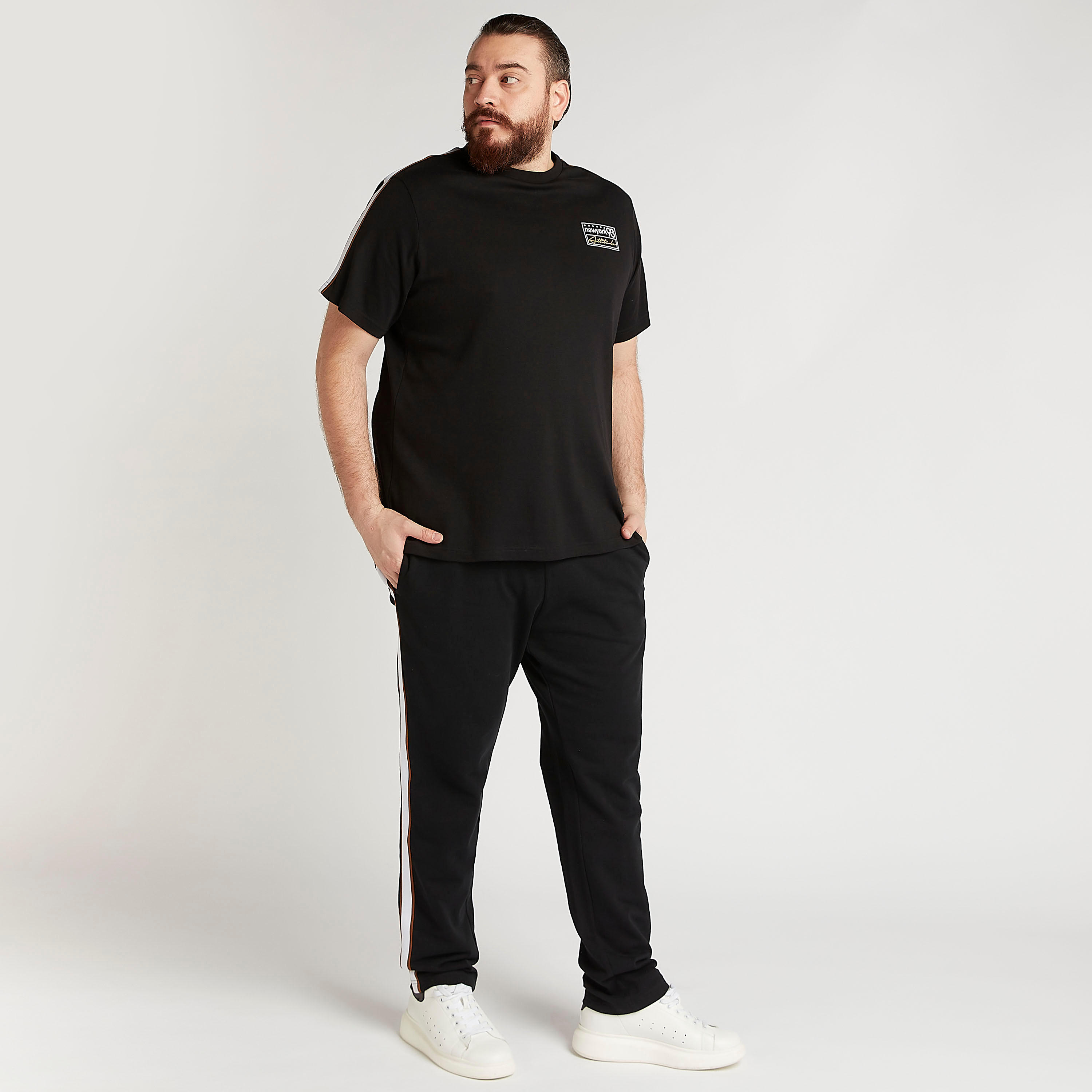 تيشيرت بياقة ضيّقة وأكمام قصيرة وطبعات-men-clothing-tshirtsandpolos-tshirts-image-2