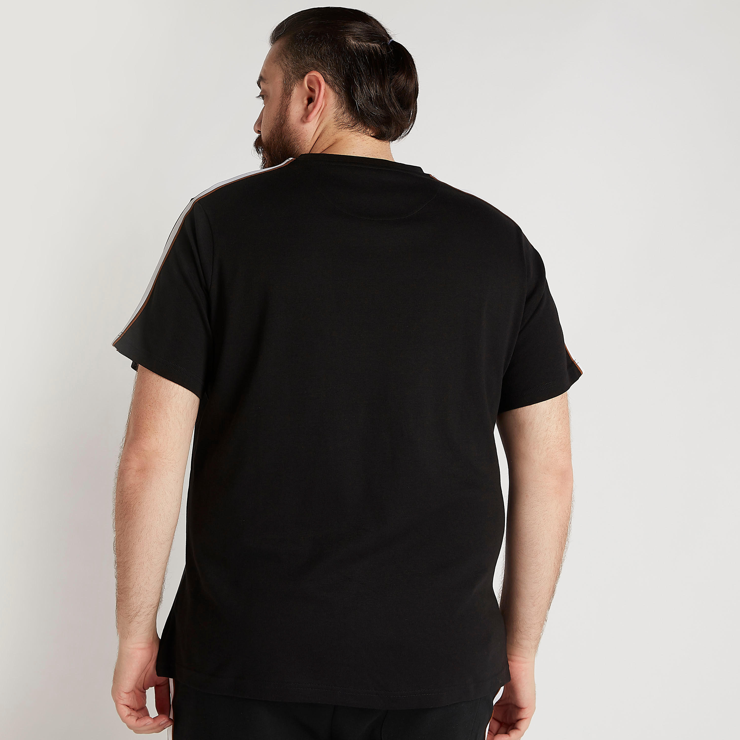 تيشيرت بياقة ضيّقة وأكمام قصيرة وطبعات-men-clothing-tshirtsandpolos-tshirts-image-4