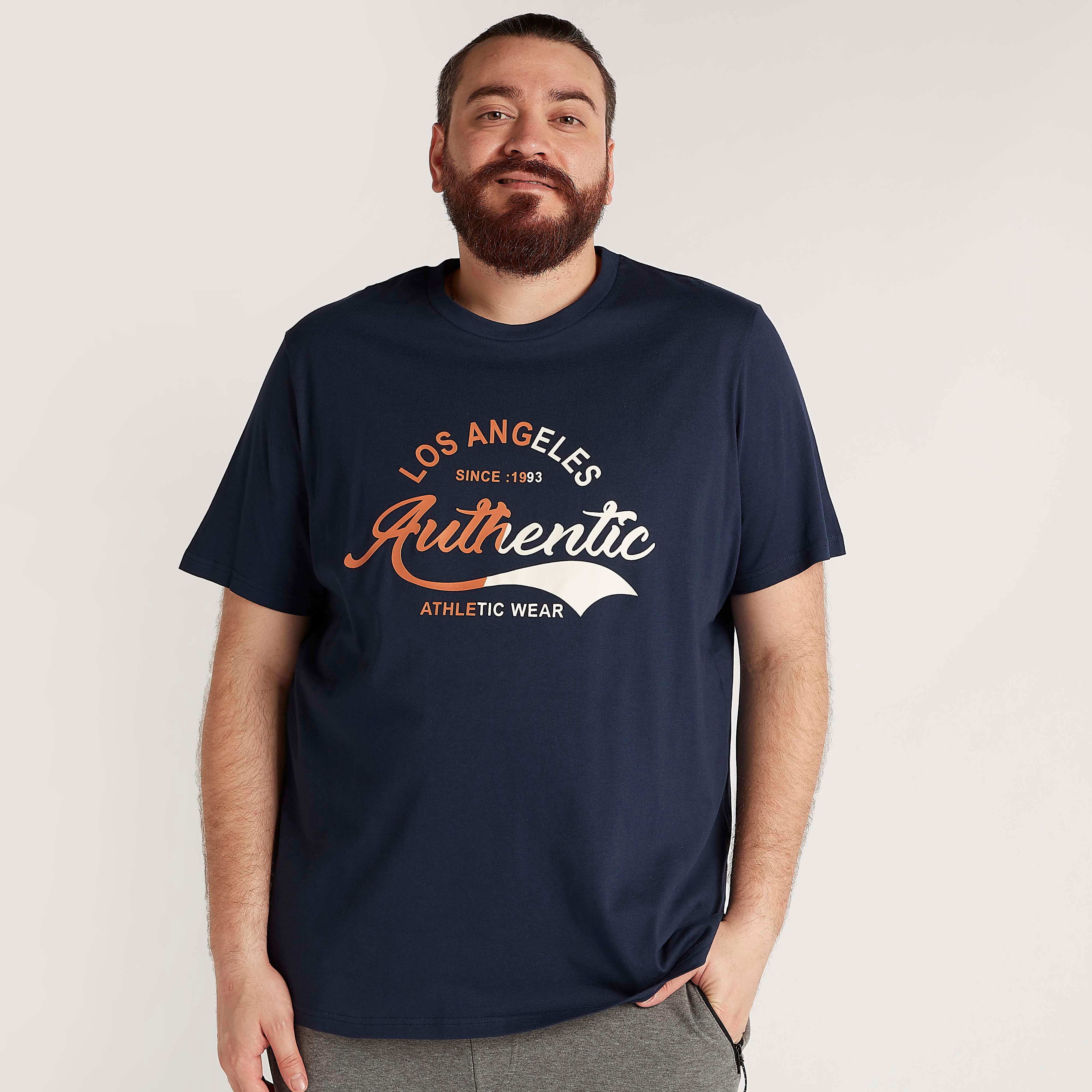 تيشيرت بياقة ضيّقة وأكمام قصيرة وطبعات-men-clothing-tshirtsandpolos-tshirts-image-1