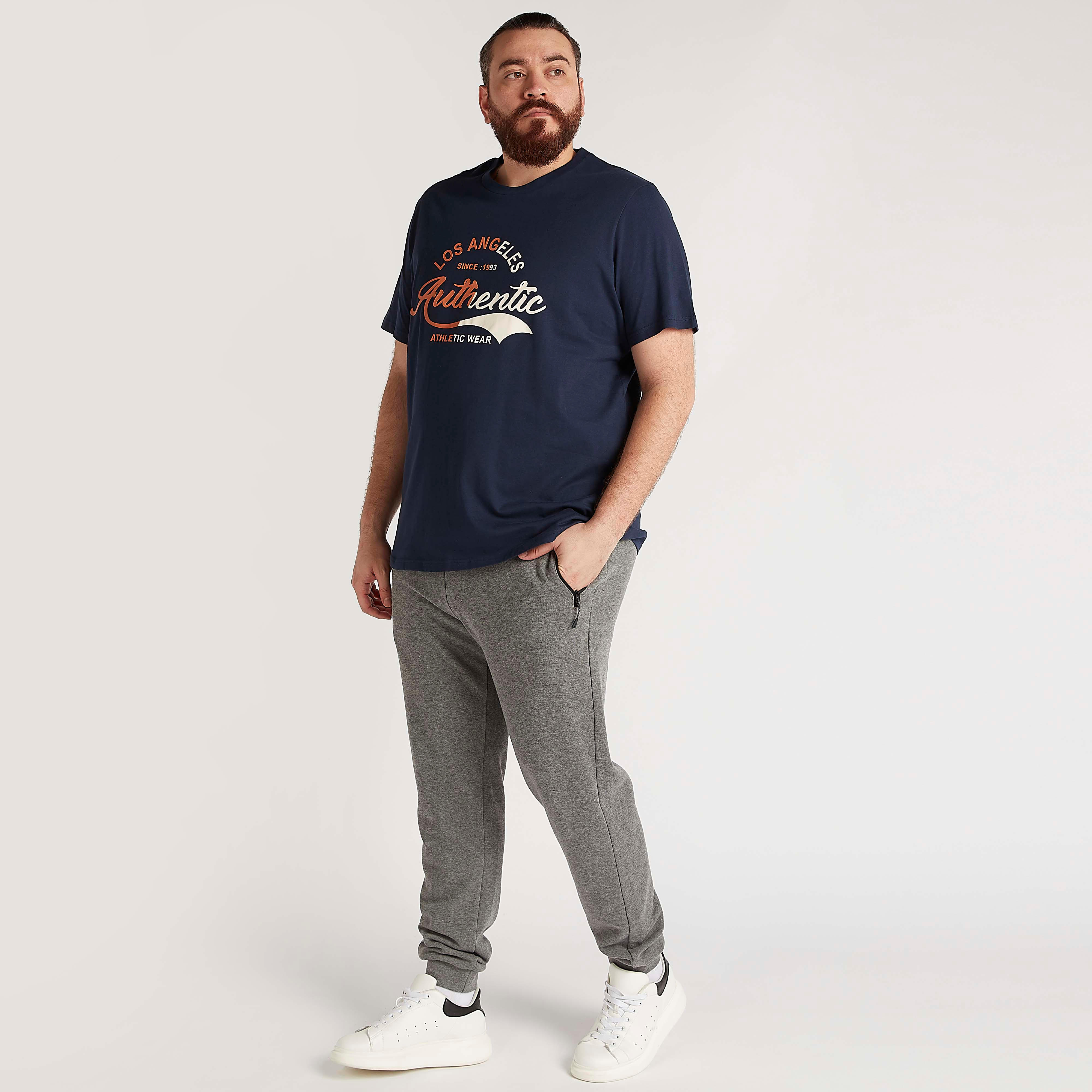 تيشيرت بياقة ضيّقة وأكمام قصيرة وطبعات-men-clothing-tshirtsandpolos-tshirts-image-2