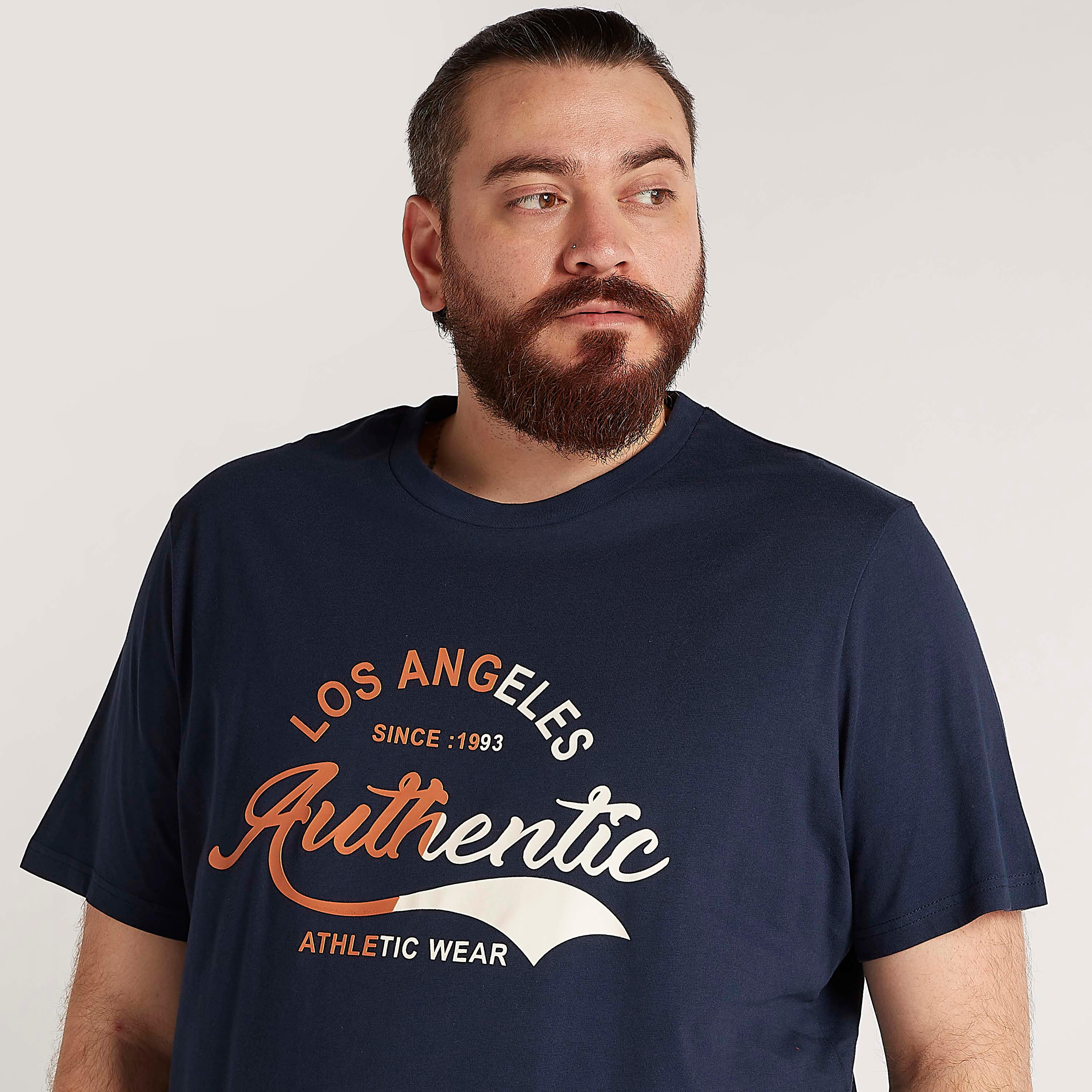 تيشيرت بياقة ضيّقة وأكمام قصيرة وطبعات-men-clothing-tshirtsandpolos-tshirts-image-3