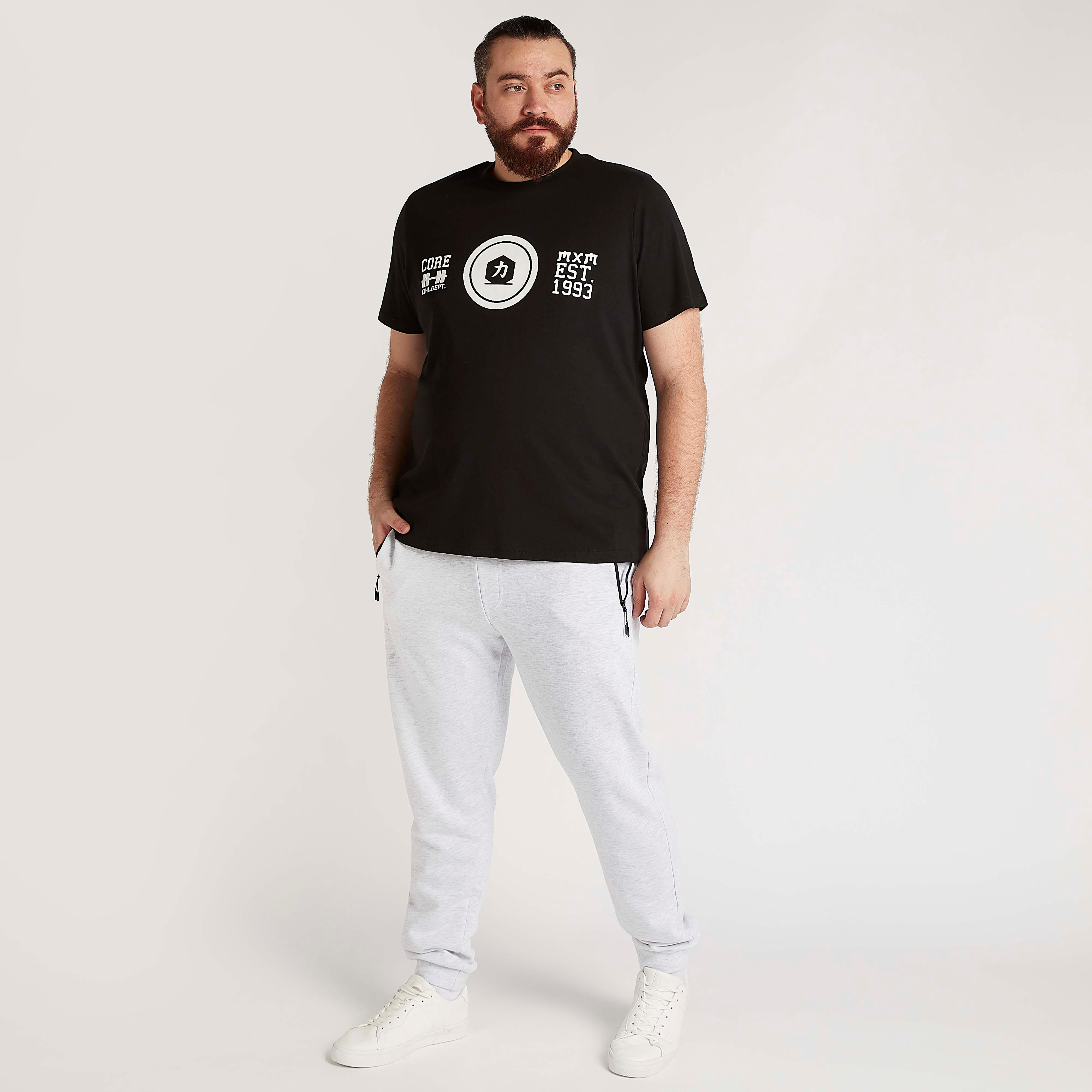 تيشيرت بياقة ضيّقة وأكمام قصيرة وطبعات-men-clothing-tshirtsandpolos-tshirts-image-3