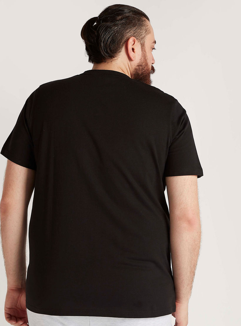 تيشيرت بياقة ضيّقة وأكمام قصيرة وطبعات-men-clothing-tshirtsandpolos-tshirts-image-1