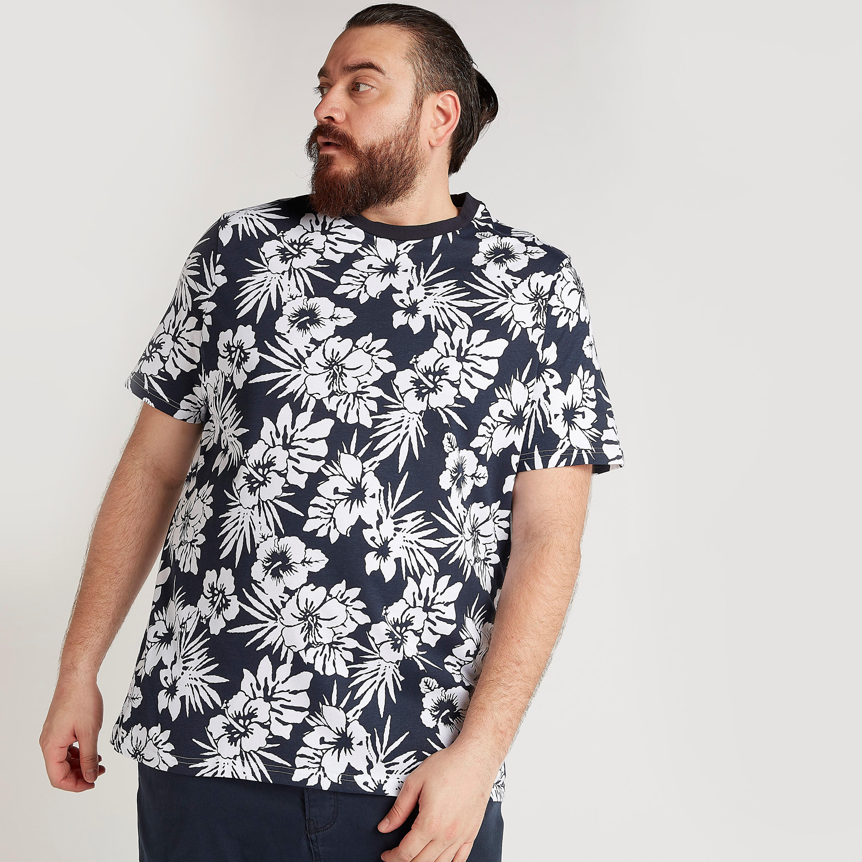 تيشيرت بياقة ضيّقة وأكمام قصيرة وطبعات أزهار-men-clothing-tshirtsandpolos-tshirts-image-1