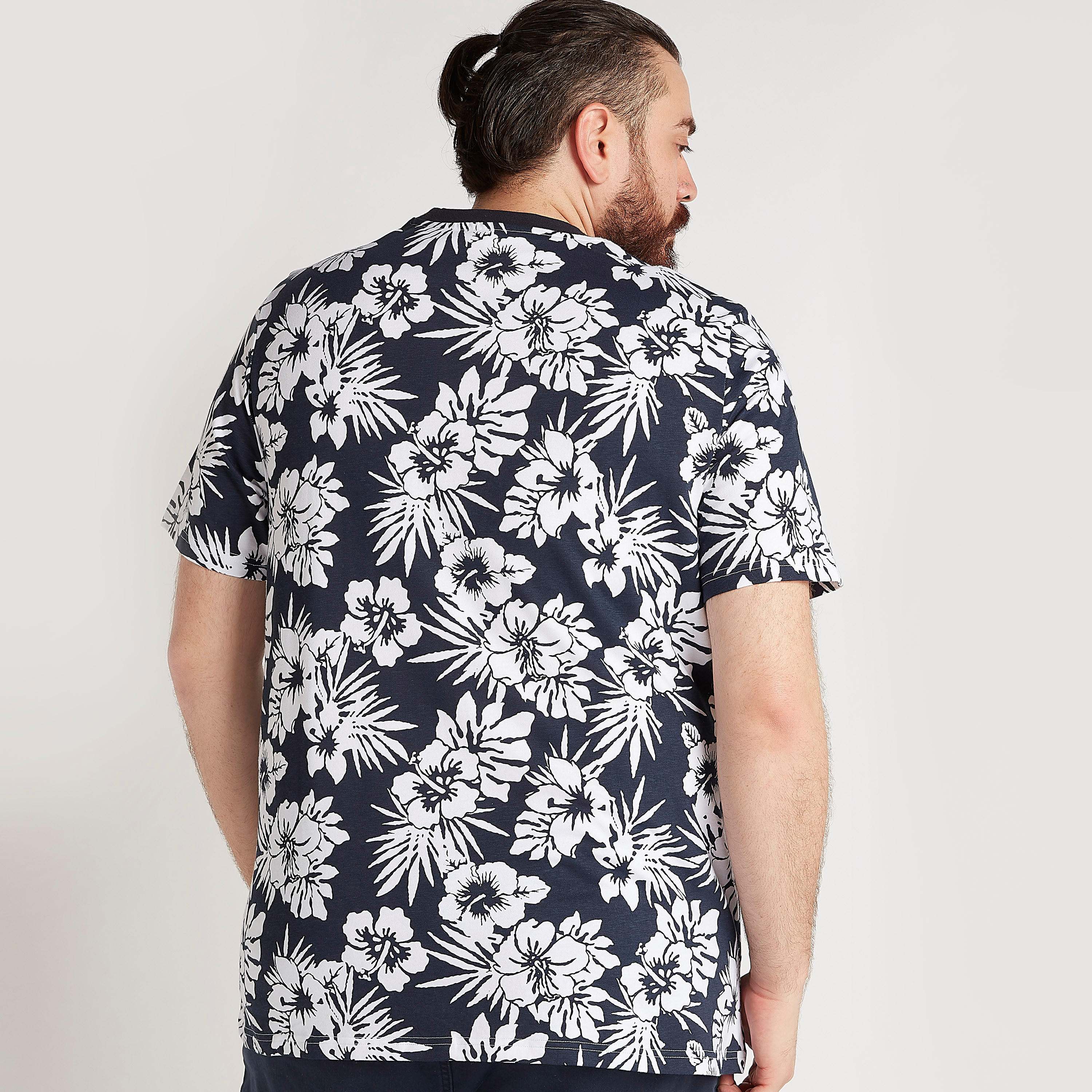 تيشيرت بياقة ضيّقة وأكمام قصيرة وطبعات أزهار-men-clothing-tshirtsandpolos-tshirts-image-4