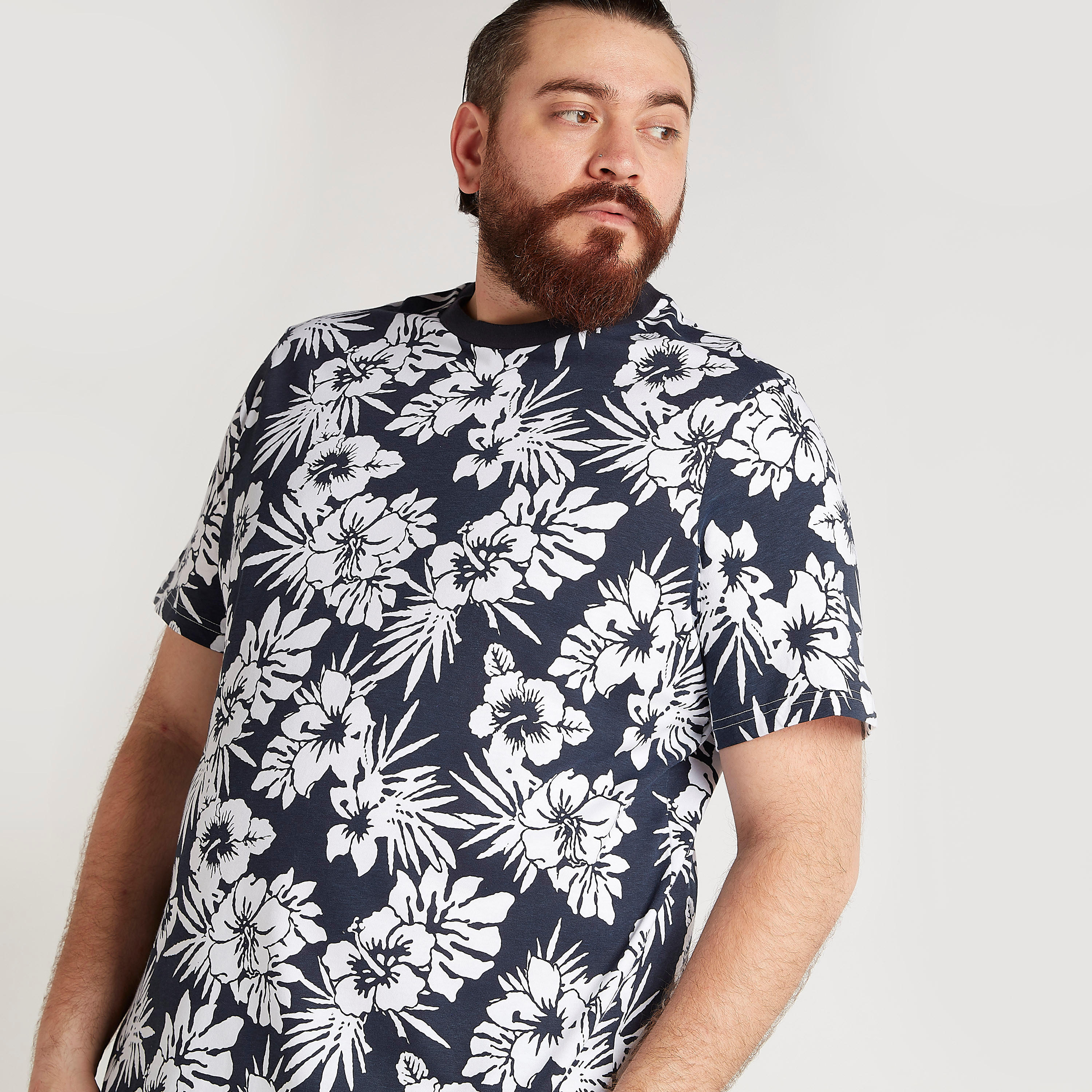 تيشيرت بياقة ضيّقة وأكمام قصيرة وطبعات أزهار-men-clothing-tshirtsandpolos-tshirts-image-5