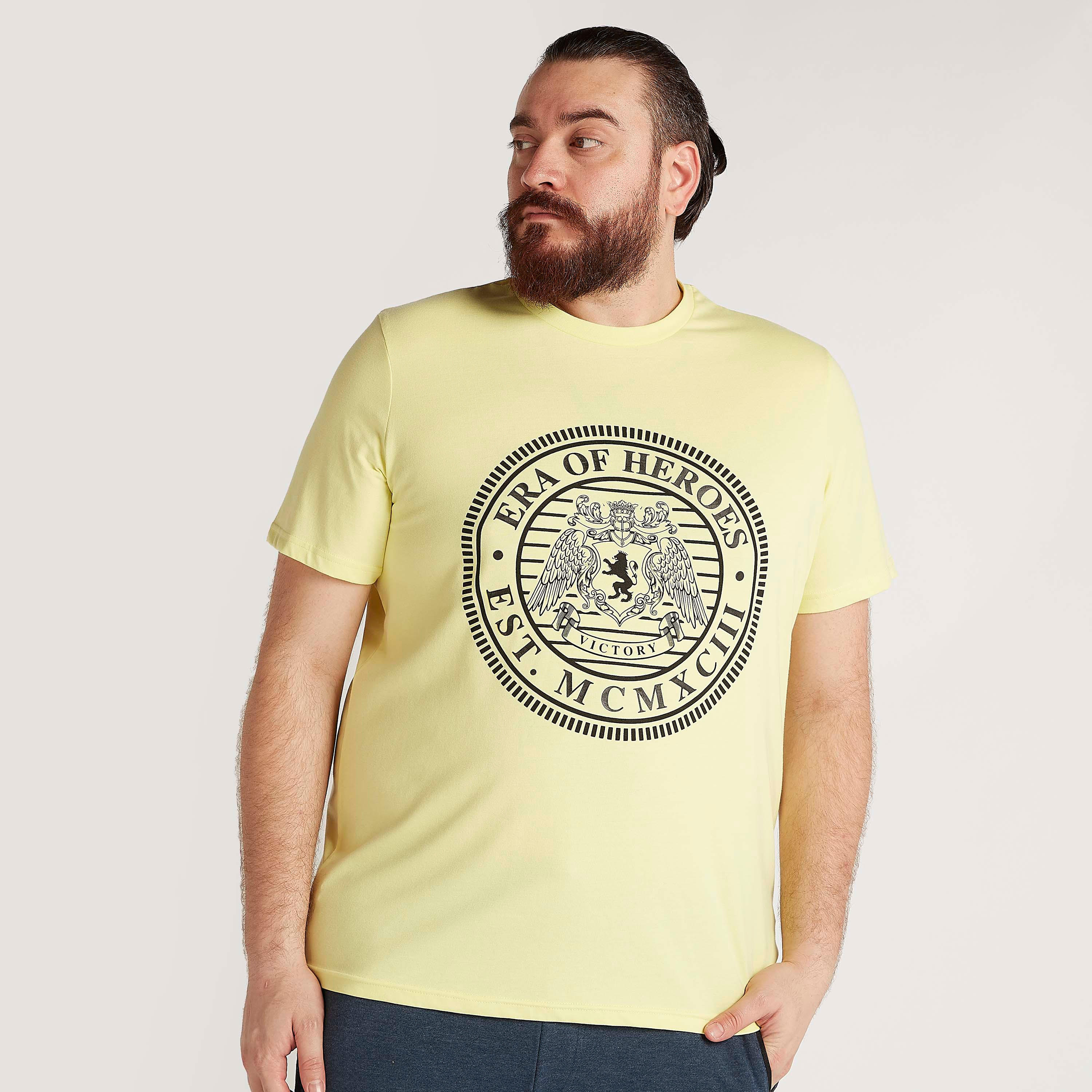 تيشيرت بياقة ضيّقة وأكمام قصيرة وطبعات-men-clothing-tshirtsandpolos-tshirts-image-1